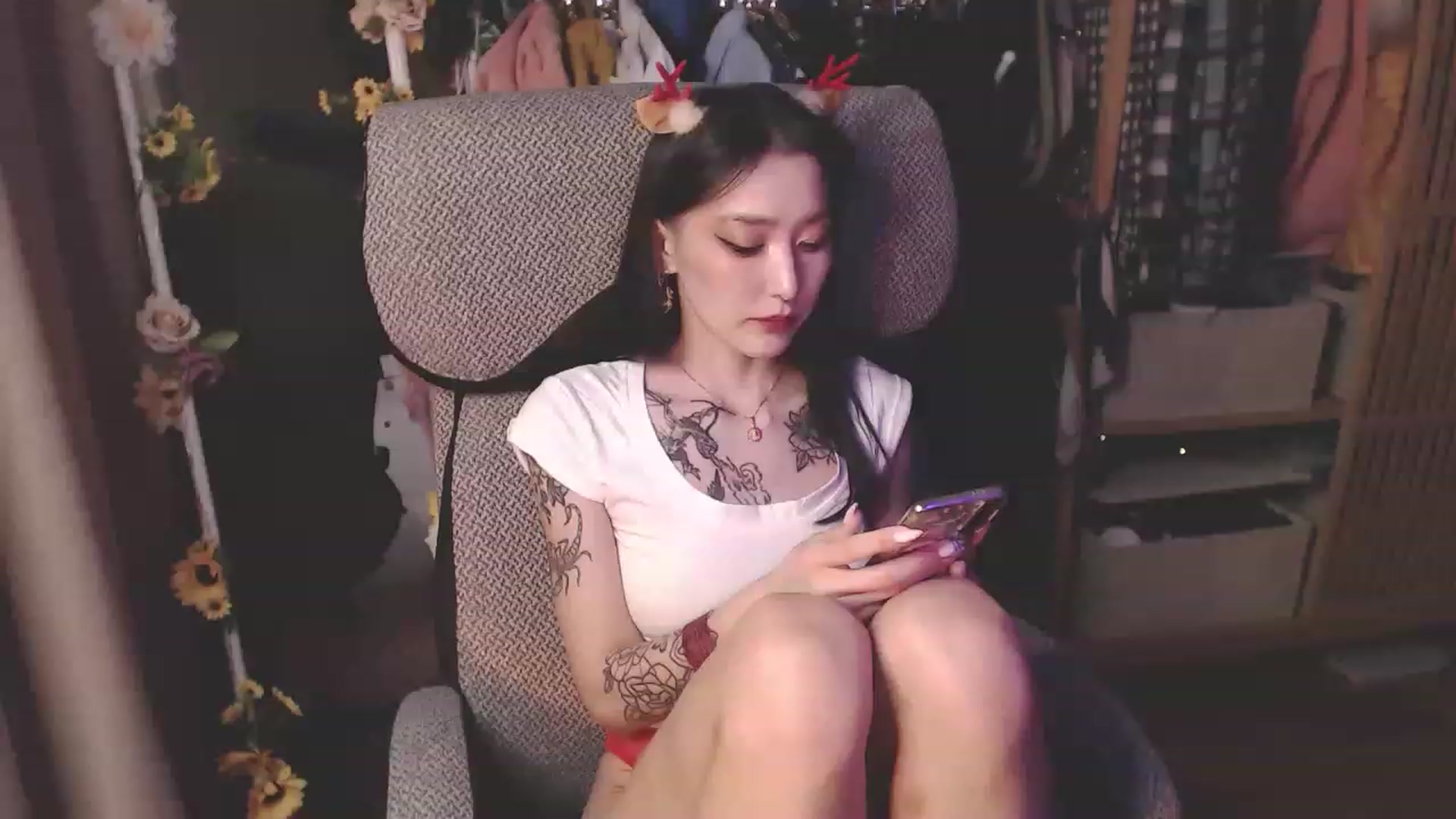 Gallery image thumbnail from KellyAsian's myfreecams stream on, 12/24/2022, 19:09 image 3 of 20