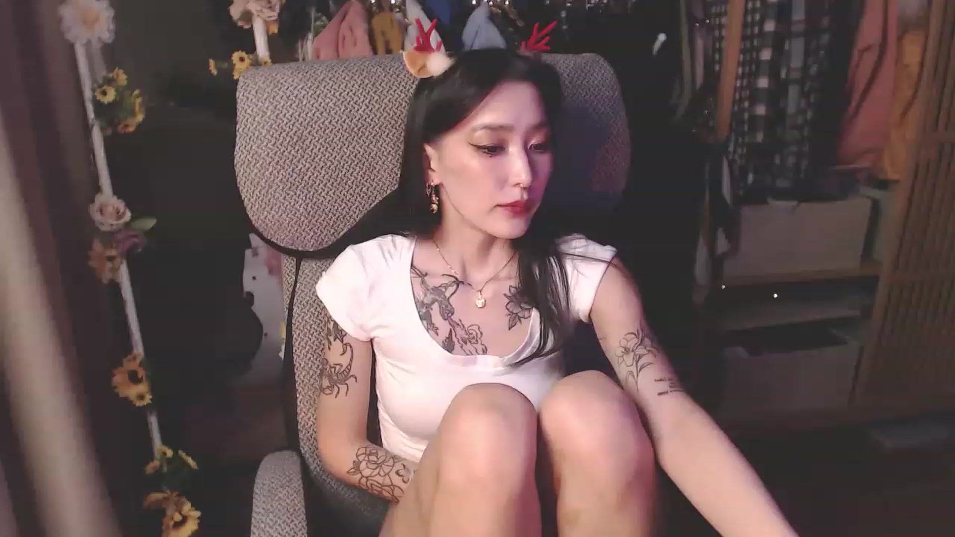 Gallery image thumbnail from KellyAsian's myfreecams stream on, 12/24/2022, 19:09 image 1 of 20