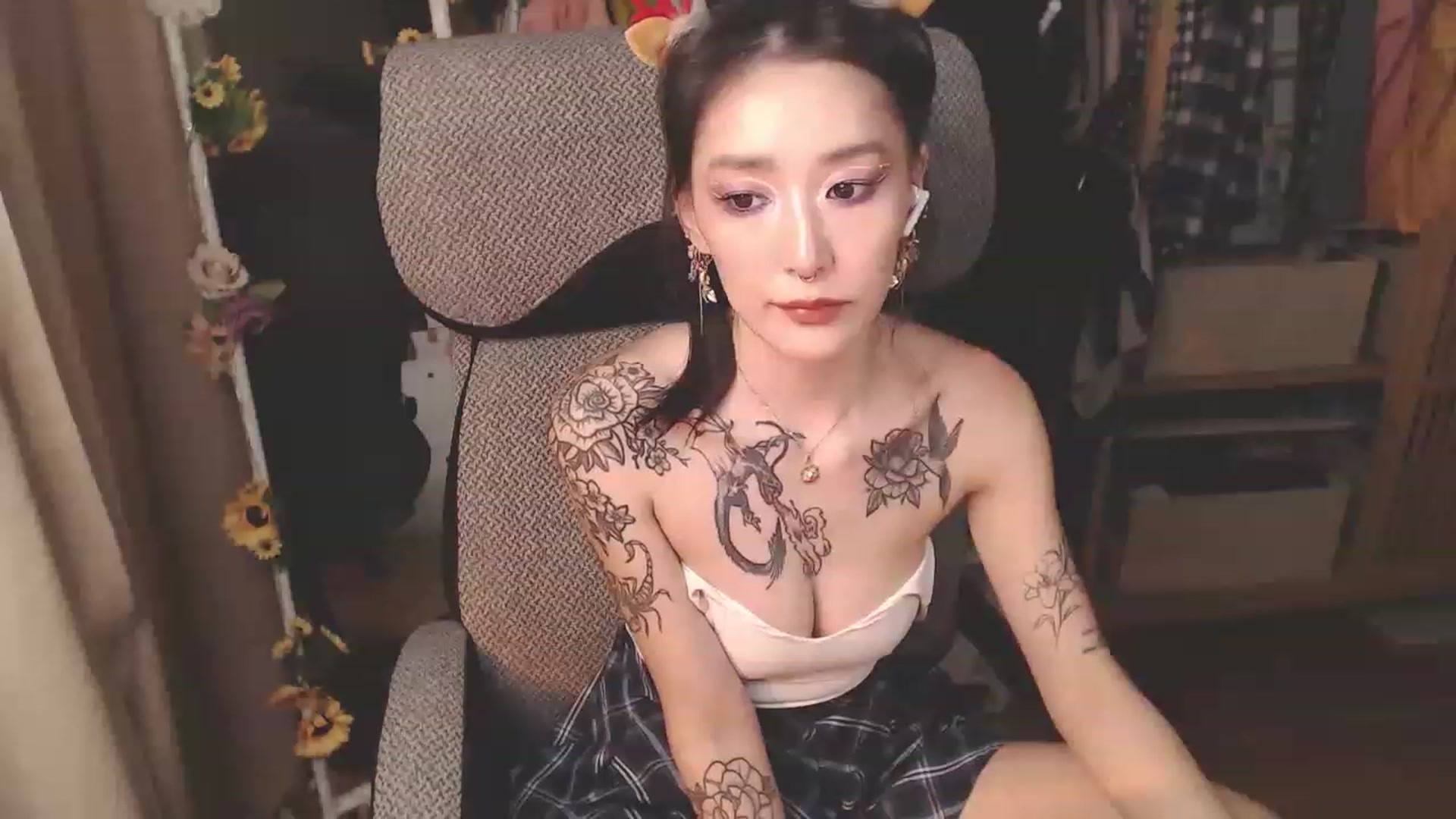 Gallery image thumbnail from KellyAsian's myfreecams stream on, 12/26/2022, 10:06 image 20 of 20