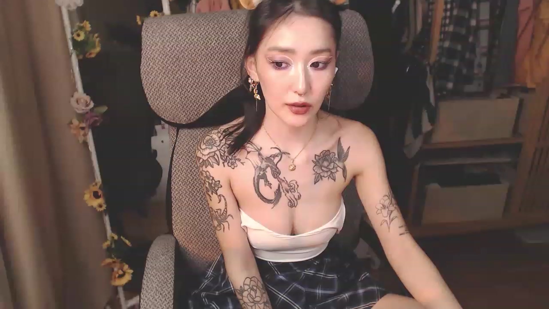 Gallery image thumbnail from KellyAsian's myfreecams stream on, 12/26/2022, 10:06 image 5 of 20