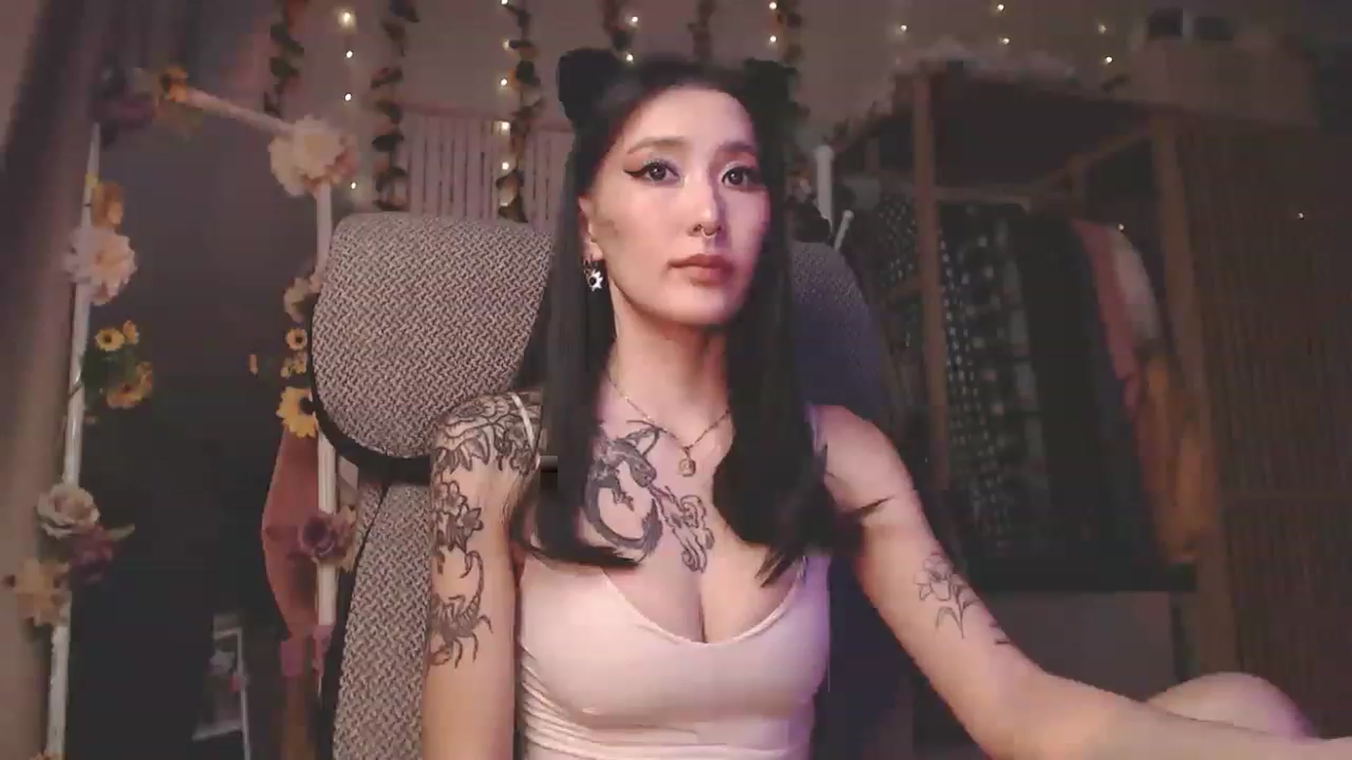 Gallery image thumbnail from KellyAsian's myfreecams stream on, 01/01/2023, 20:09 image 9 of 20