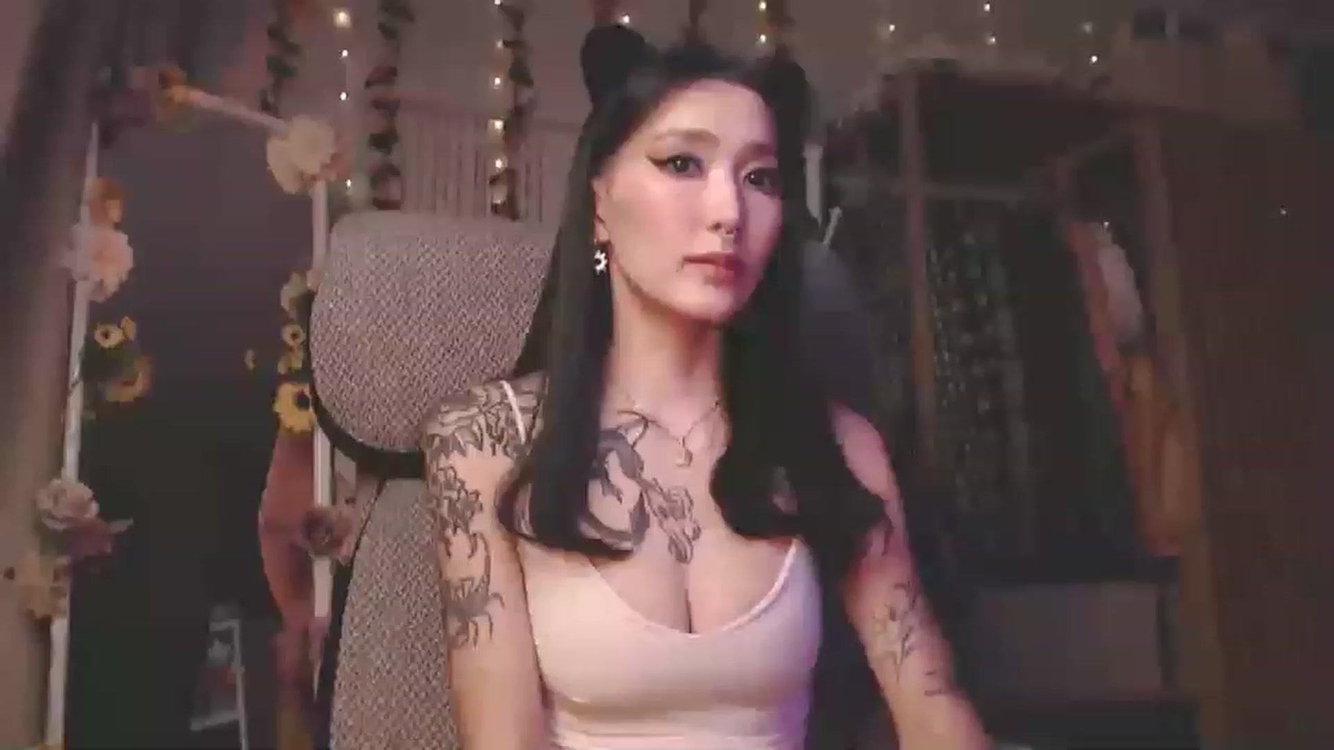 Gallery image thumbnail from KellyAsian's myfreecams stream on, 01/01/2023, 20:09 image 8 of 20