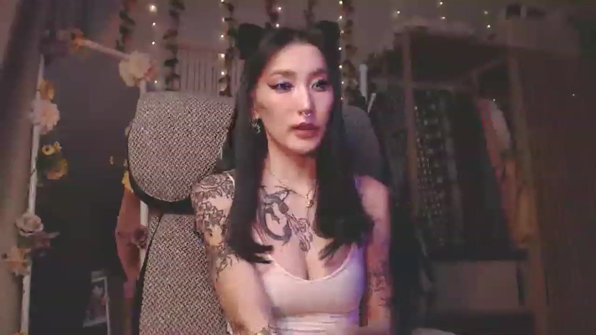 Gallery image thumbnail from KellyAsian's myfreecams stream on, 01/01/2023, 20:09 image 11 of 20
