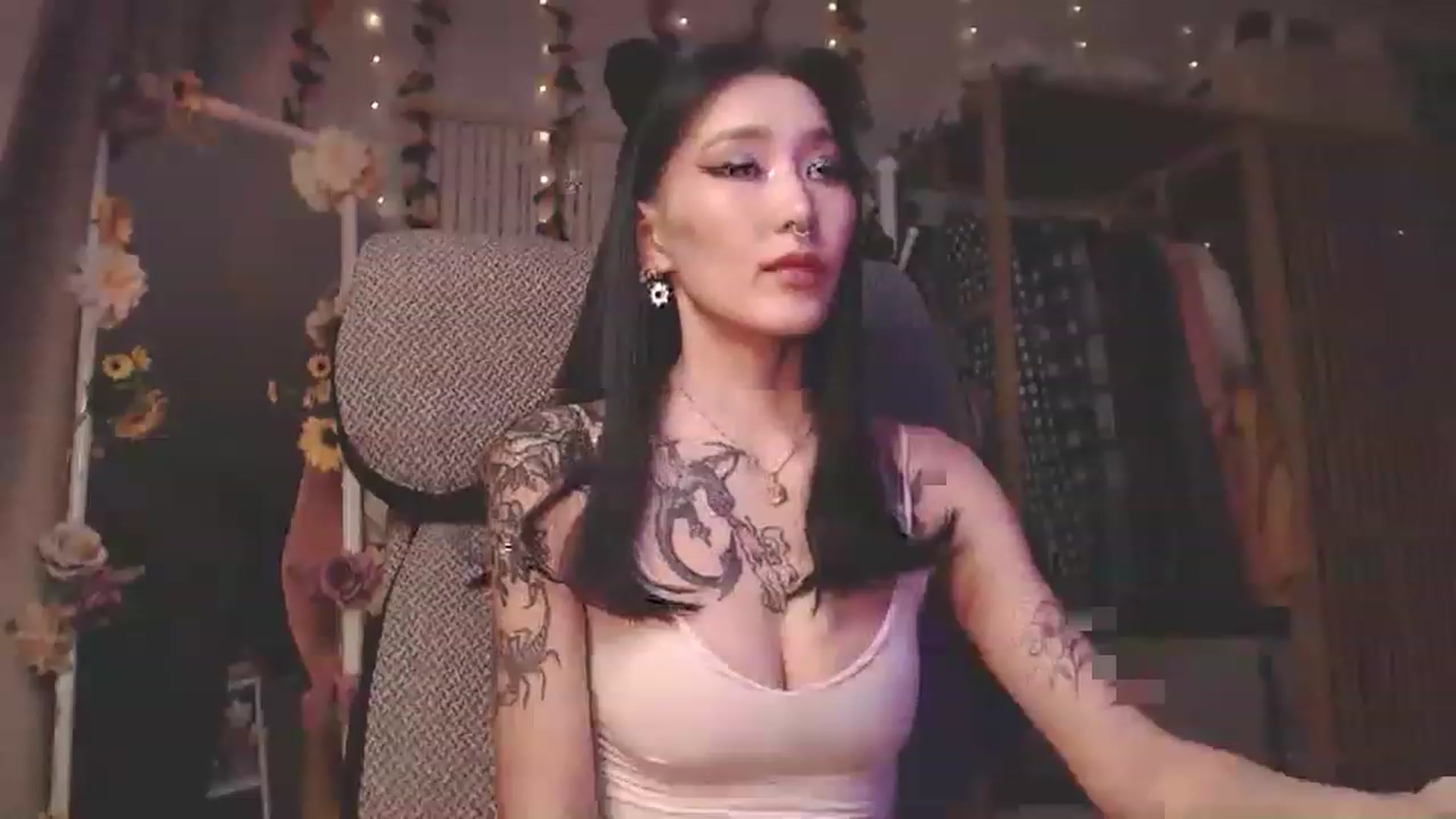 Gallery image thumbnail from KellyAsian's myfreecams stream on, 01/01/2023, 20:09 image 6 of 20