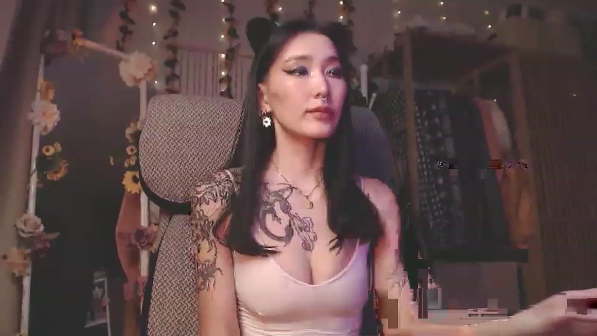 Gallery image thumbnail from KellyAsian's myfreecams stream on, 01/01/2023, 20:09 image 7 of 20