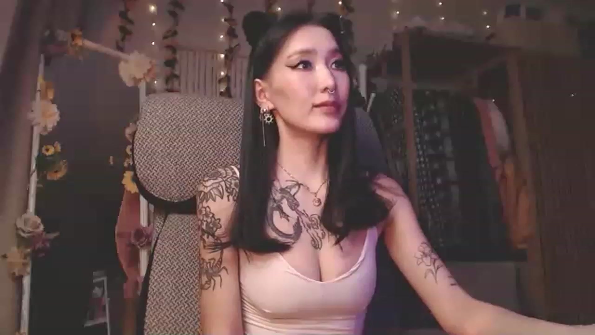 Gallery image thumbnail from KellyAsian's myfreecams stream on, 01/01/2023, 20:09 image 1 of 20