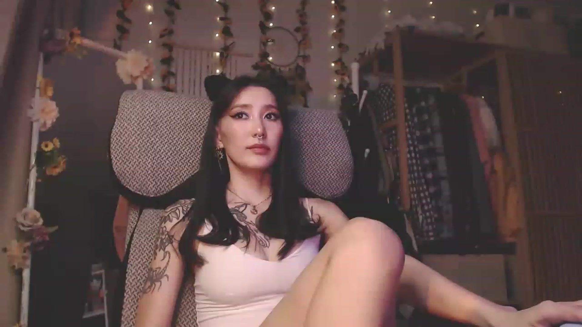 Gallery image thumbnail from KellyAsian's myfreecams stream on, 01/01/2023, 21:52 image 10 of 20