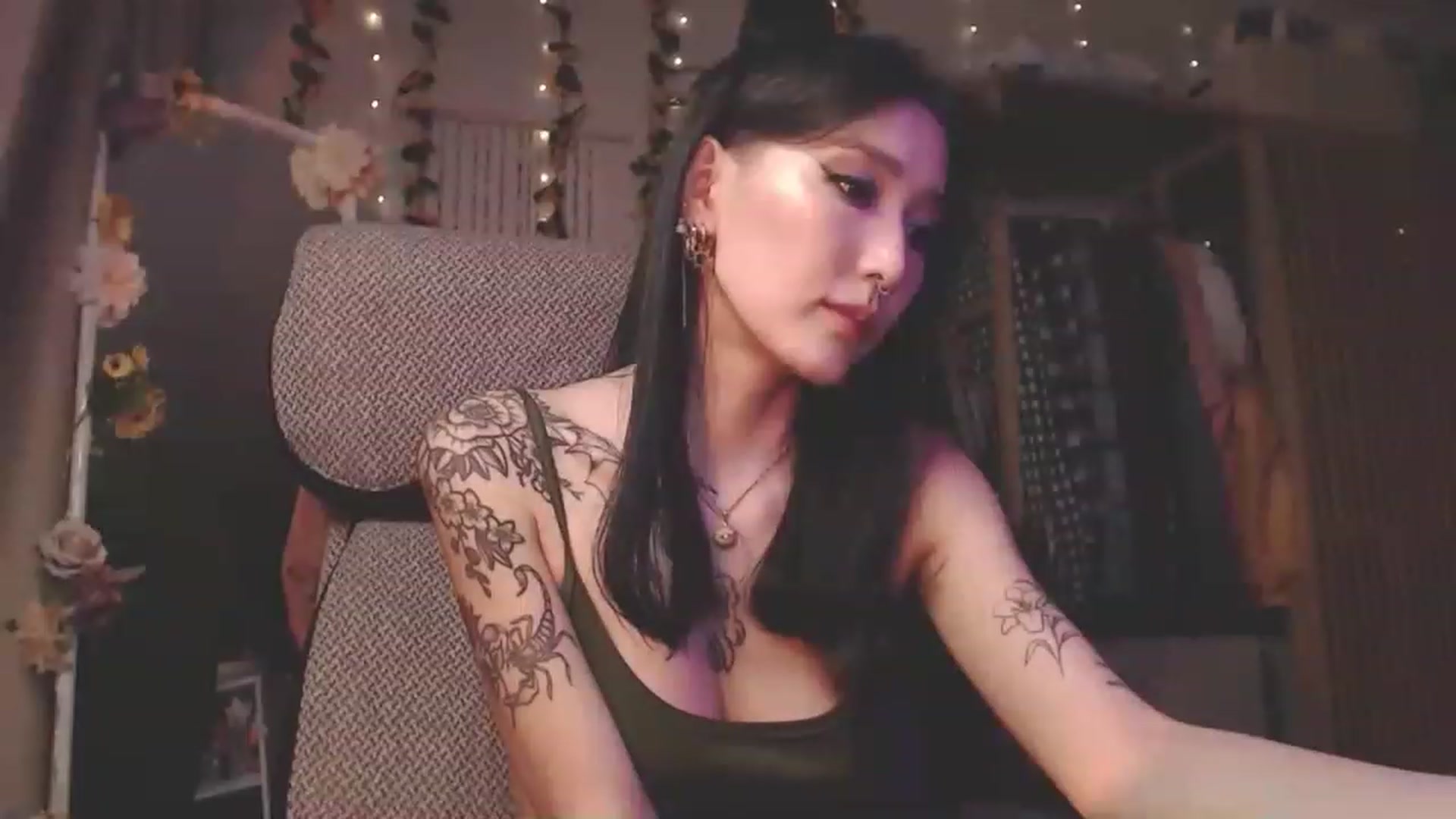 Gallery image thumbnail from KellyAsian's myfreecams stream on, 01/01/2023, 21:52 image 20 of 20