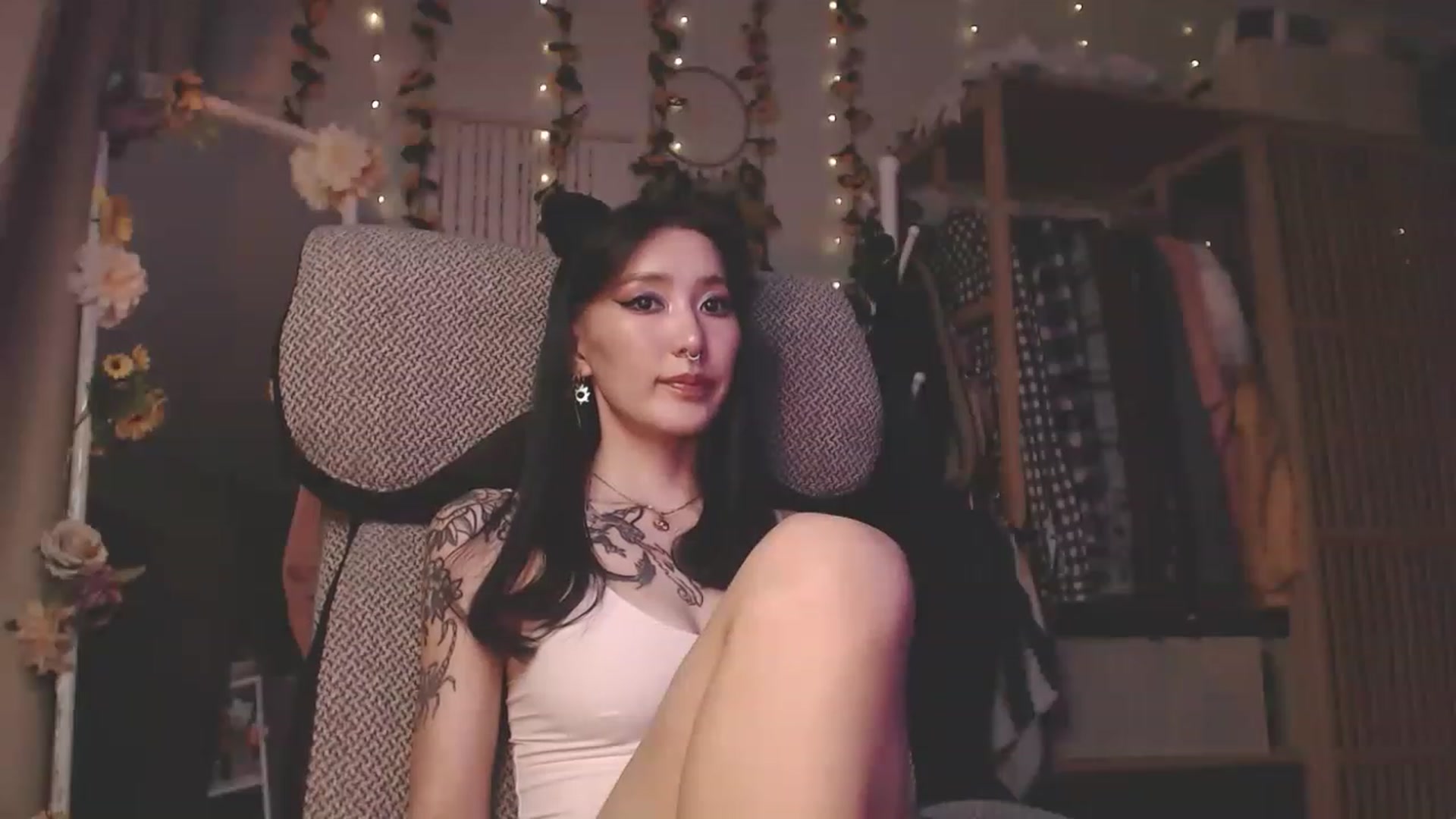 Gallery image thumbnail from KellyAsian's myfreecams stream on, 01/01/2023, 21:52 image 9 of 20