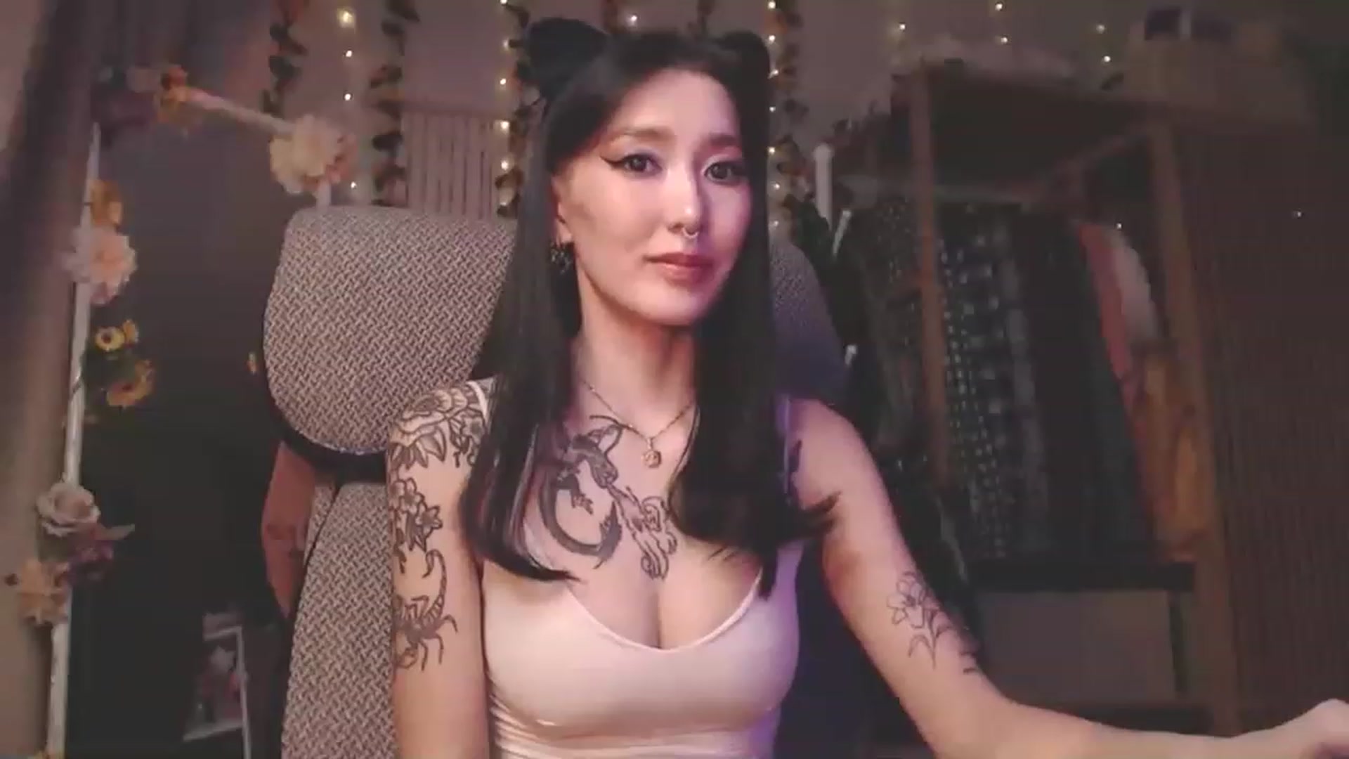 Gallery image thumbnail from KellyAsian's myfreecams stream on, 01/01/2023, 21:52 image 3 of 20