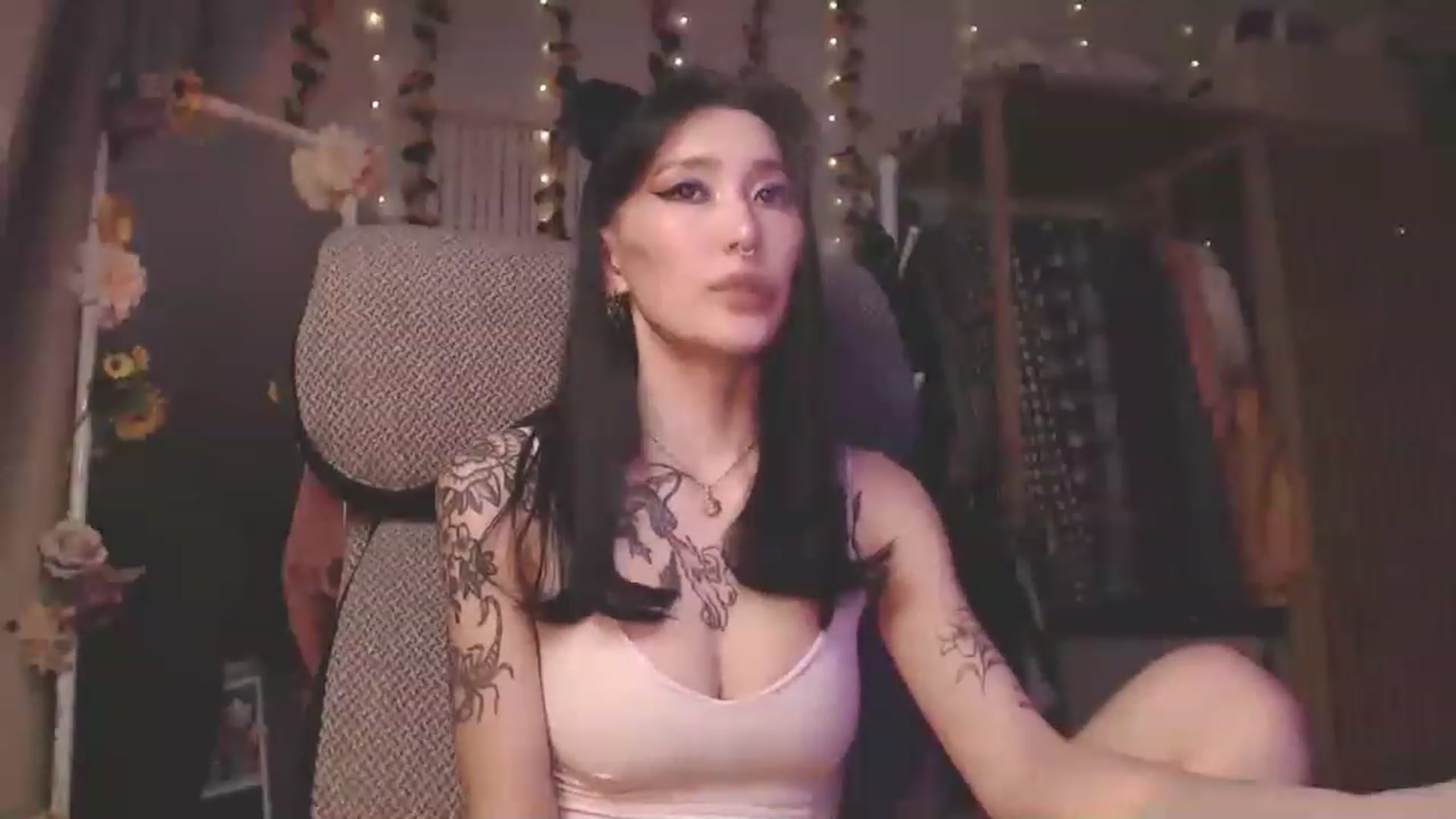 Gallery image thumbnail from KellyAsian's myfreecams stream on, 01/01/2023, 21:52 image 6 of 20