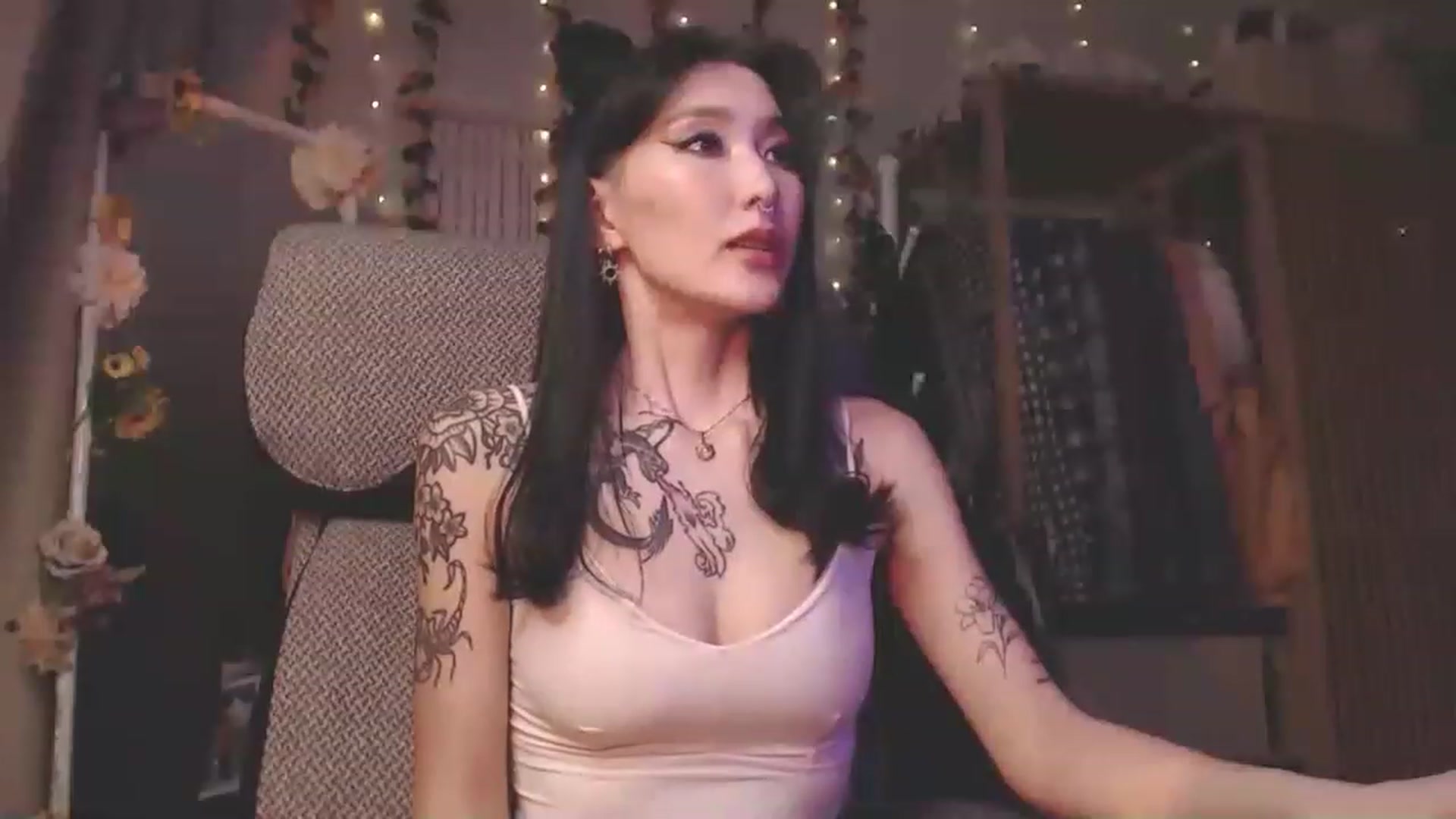 Gallery image thumbnail from KellyAsian's myfreecams stream on, 01/01/2023, 21:52 image 15 of 20