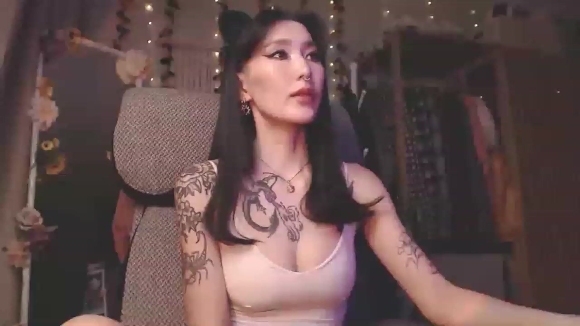 Gallery image thumbnail from KellyAsian's myfreecams stream on, 01/01/2023, 21:52 image 2 of 20