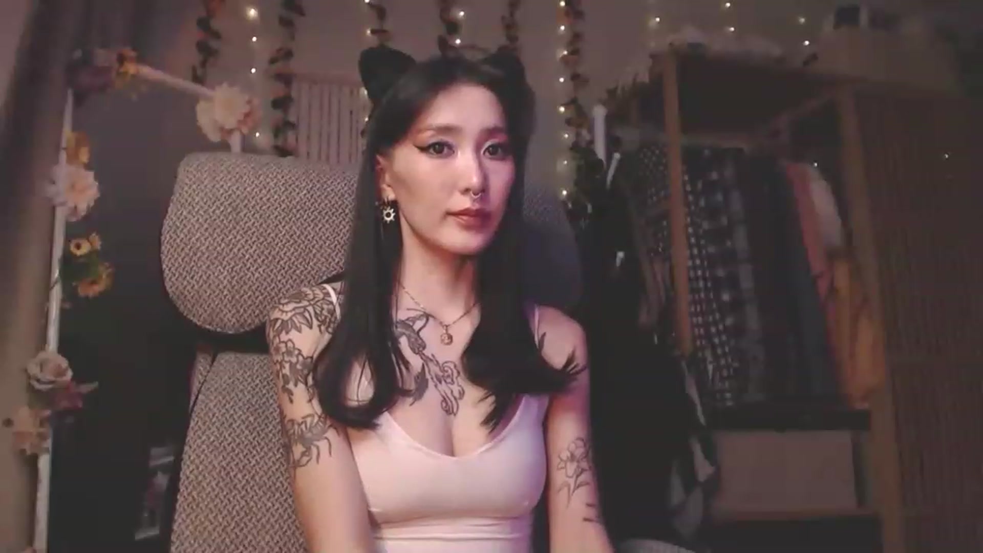Gallery image thumbnail from KellyAsian's myfreecams stream on, 01/01/2023, 21:52 image 16 of 20