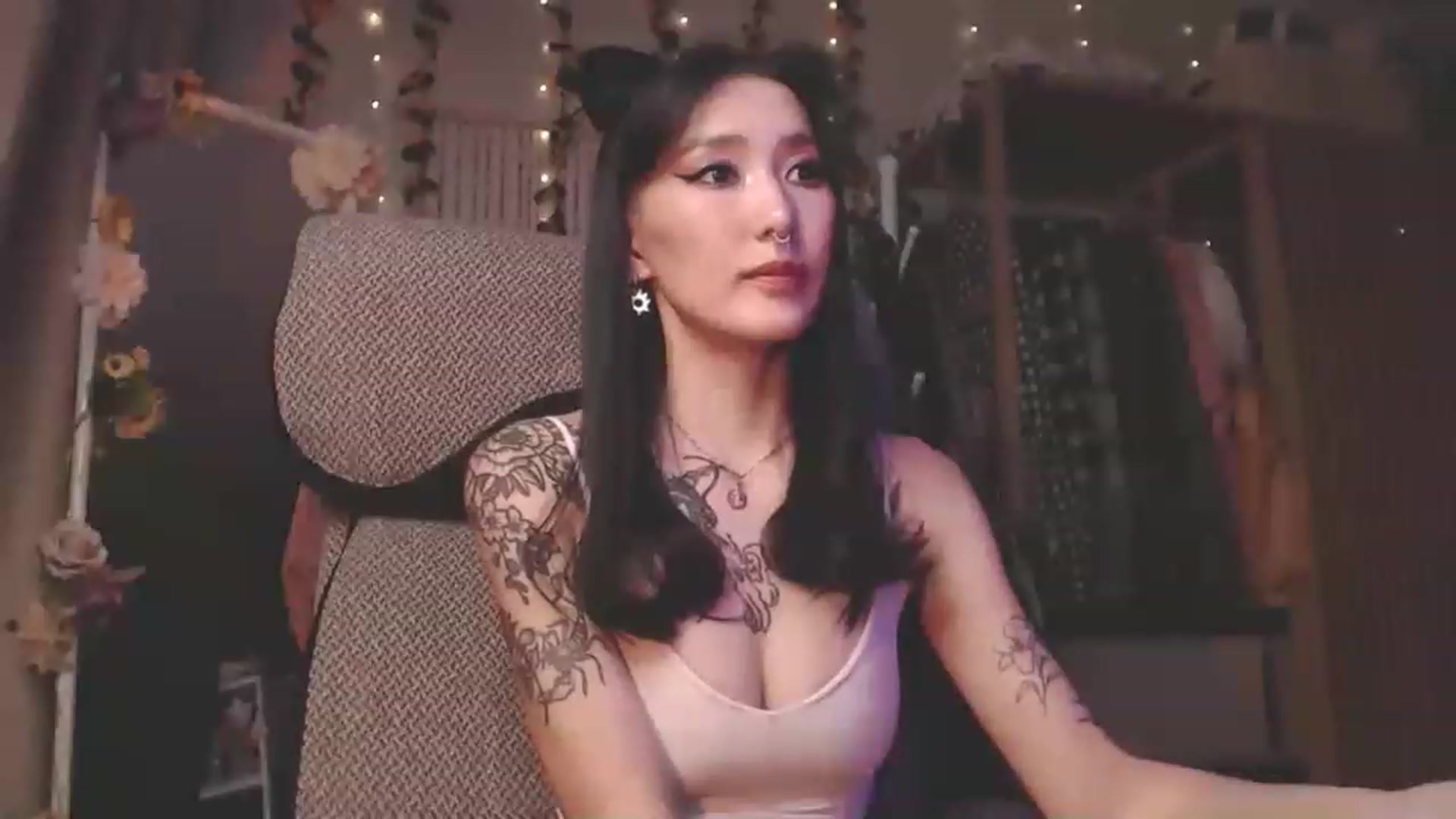 Gallery image thumbnail from KellyAsian's myfreecams stream on, 01/01/2023, 21:52 image 7 of 20