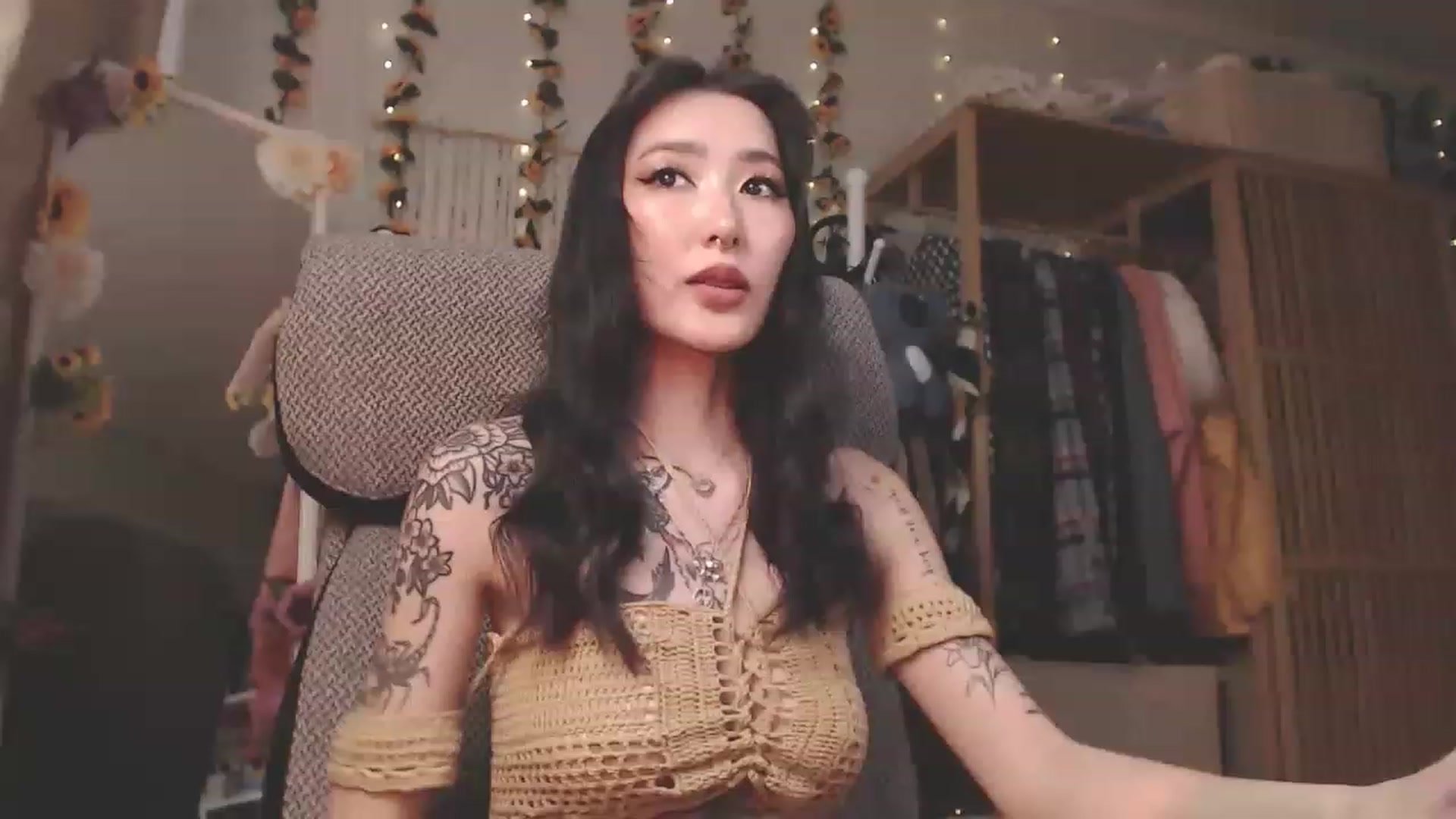 Gallery image thumbnail from KellyAsian's myfreecams stream on, 02/21/2023, 08:29 image 15 of 20