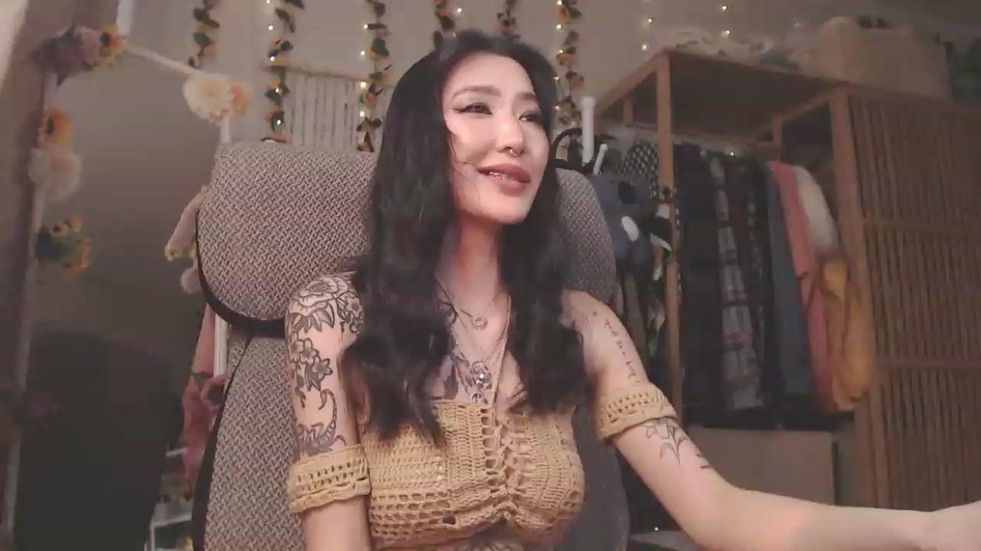 Gallery image thumbnail from KellyAsian's myfreecams stream on, 02/21/2023, 08:29 image 18 of 20