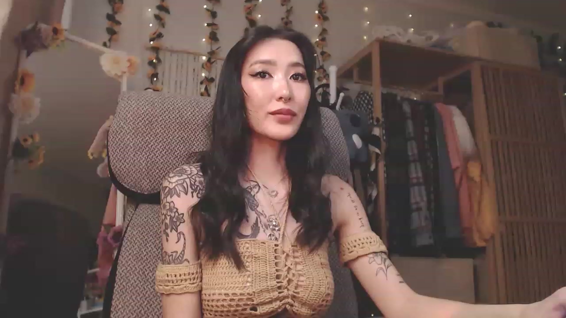 Gallery image thumbnail from KellyAsian's myfreecams stream on, 02/21/2023, 08:29 image 12 of 20