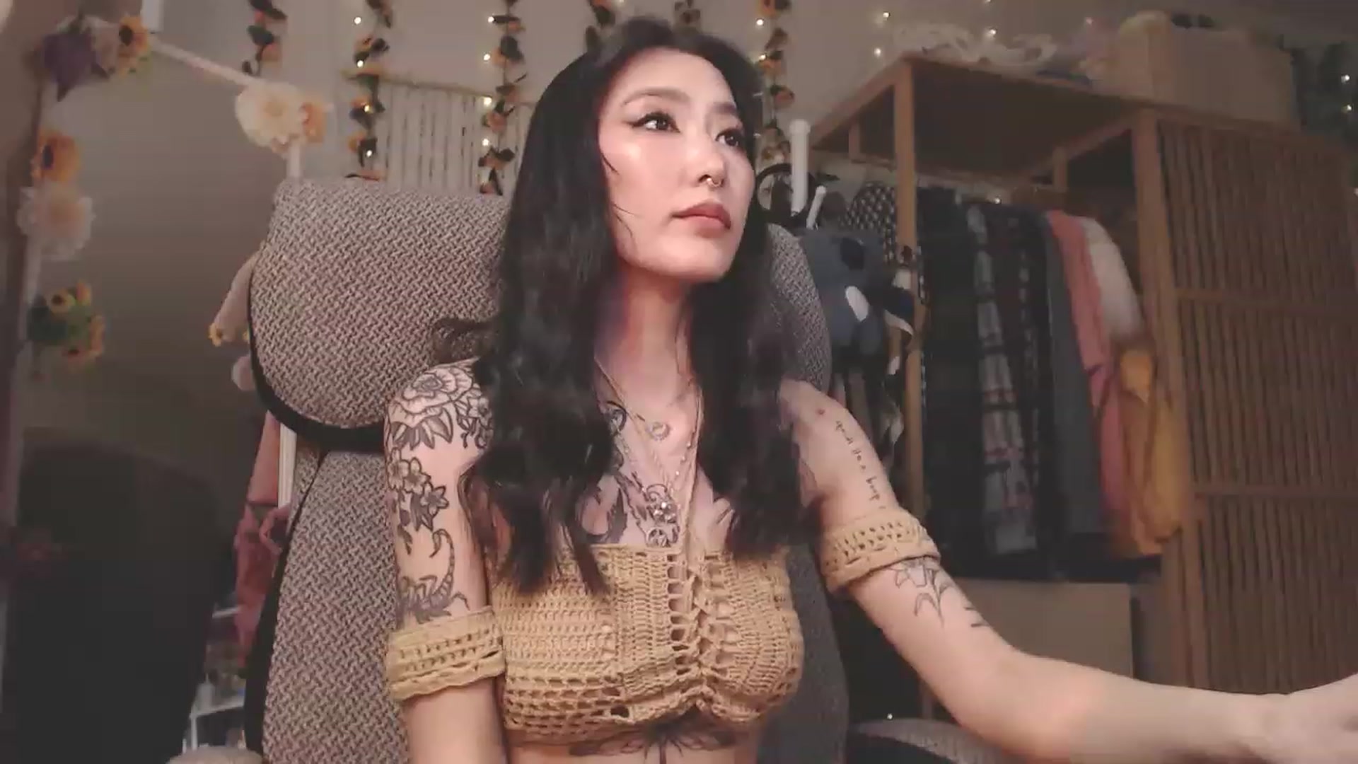 Gallery image thumbnail from KellyAsian's myfreecams stream on, 02/21/2023, 08:29 image 10 of 20