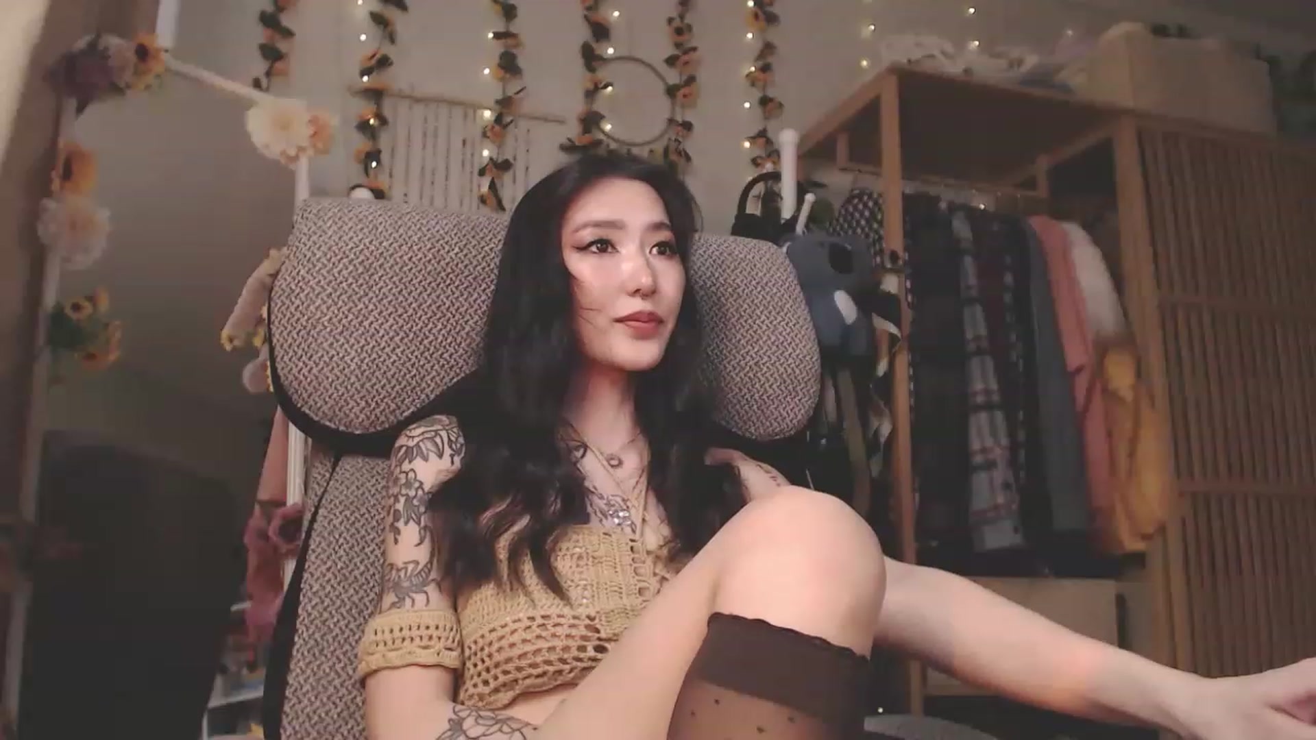 Gallery image thumbnail from KellyAsian's myfreecams stream on, 02/21/2023, 08:43 image 3 of 20