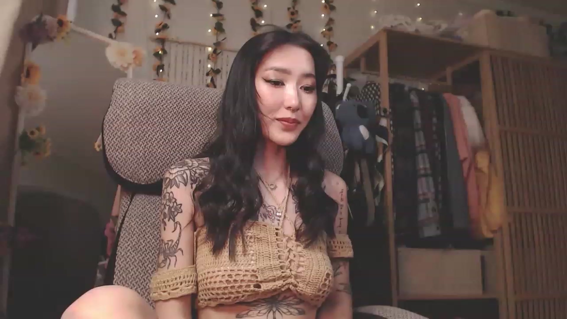 Gallery image thumbnail from KellyAsian's myfreecams stream on, 02/21/2023, 08:43 image 15 of 20