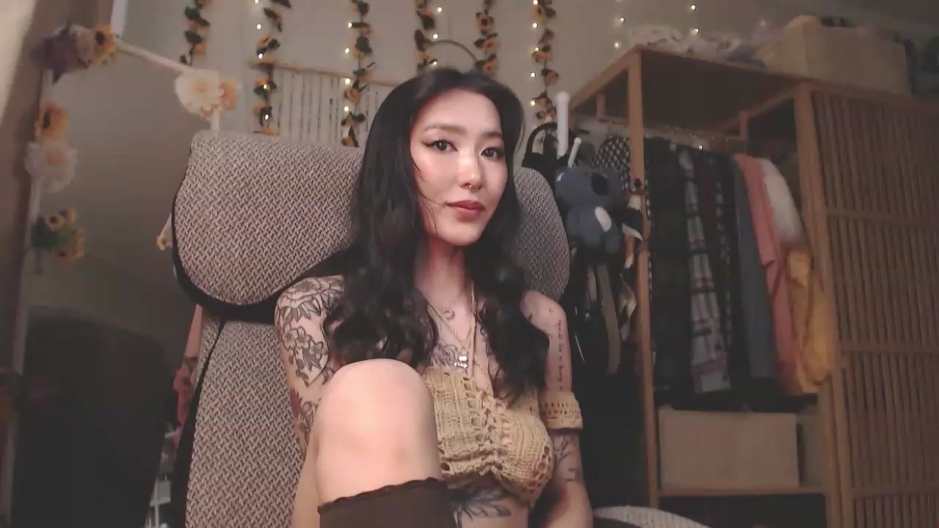 Gallery image thumbnail from KellyAsian's myfreecams stream on, 02/21/2023, 08:43 image 16 of 20