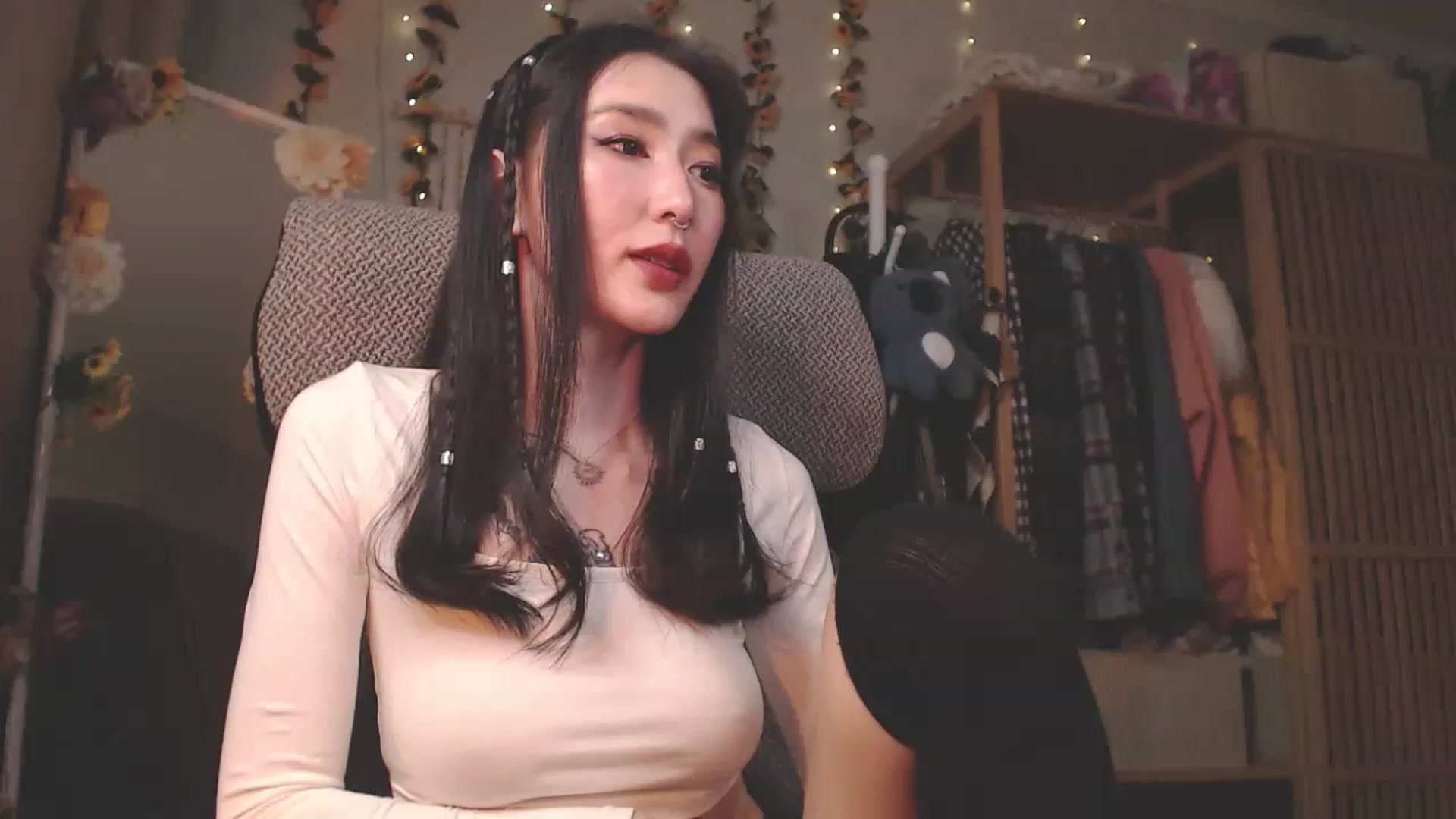 Gallery image thumbnail from KellyAsian's myfreecams stream on, 02/25/2023, 19:32 image 16 of 20