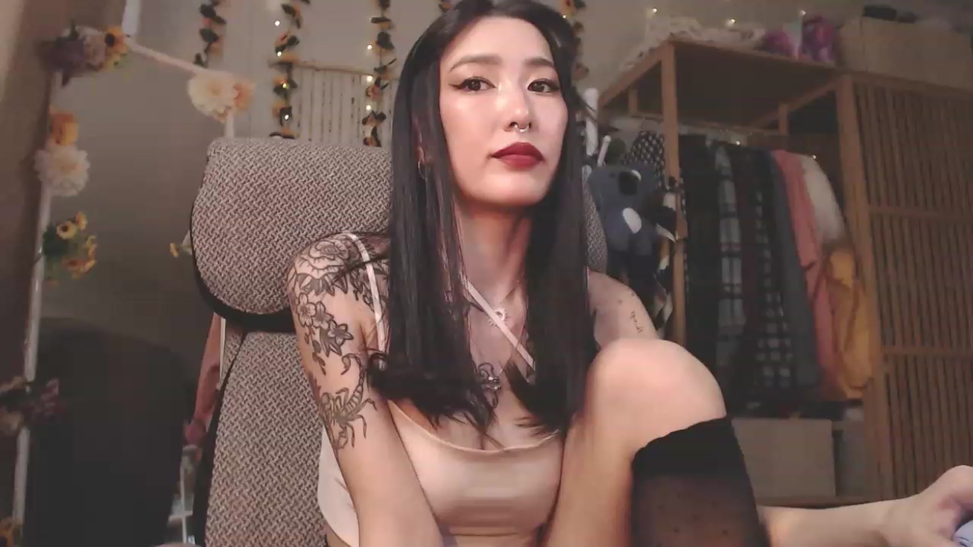 Gallery image thumbnail from KellyAsian's myfreecams stream on, 02/27/2023, 08:05 image 10 of 20
