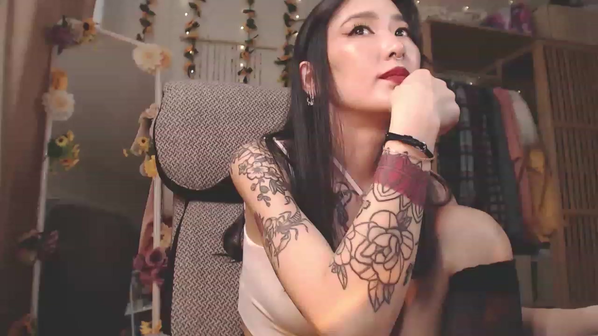 Gallery image thumbnail from KellyAsian's myfreecams stream on, 02/27/2023, 08:58 image 2 of 20