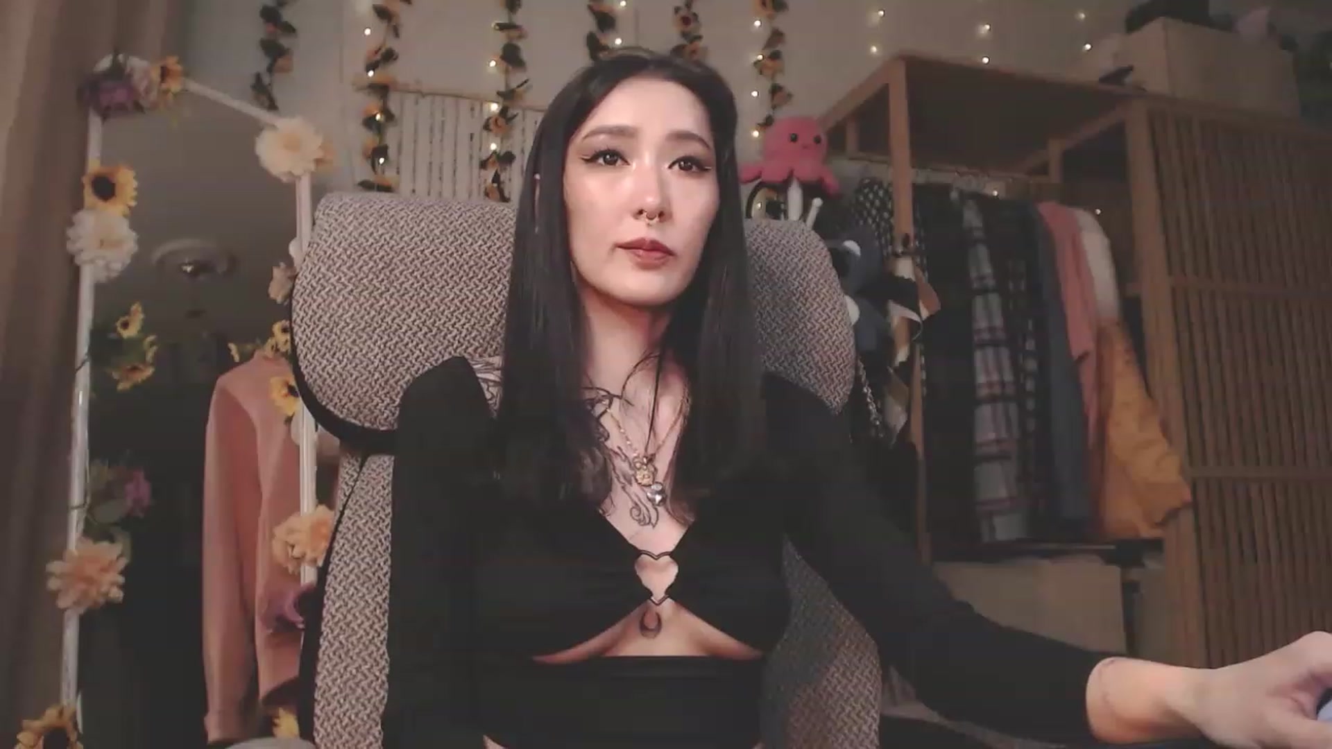 Gallery image thumbnail from KellyAsian's myfreecams stream on, 03/12/2023, 12:27 image 2 of 20