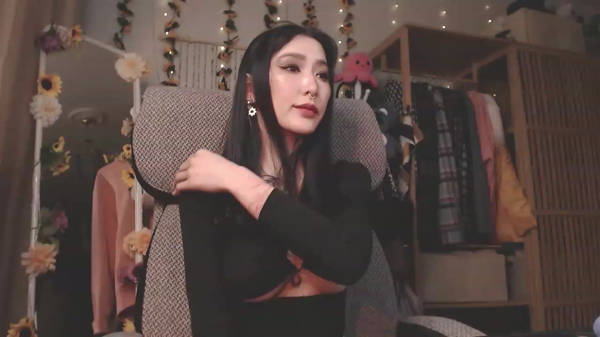 Gallery image thumbnail from KellyAsian's myfreecams stream on, 03/12/2023, 12:27 image 3 of 20