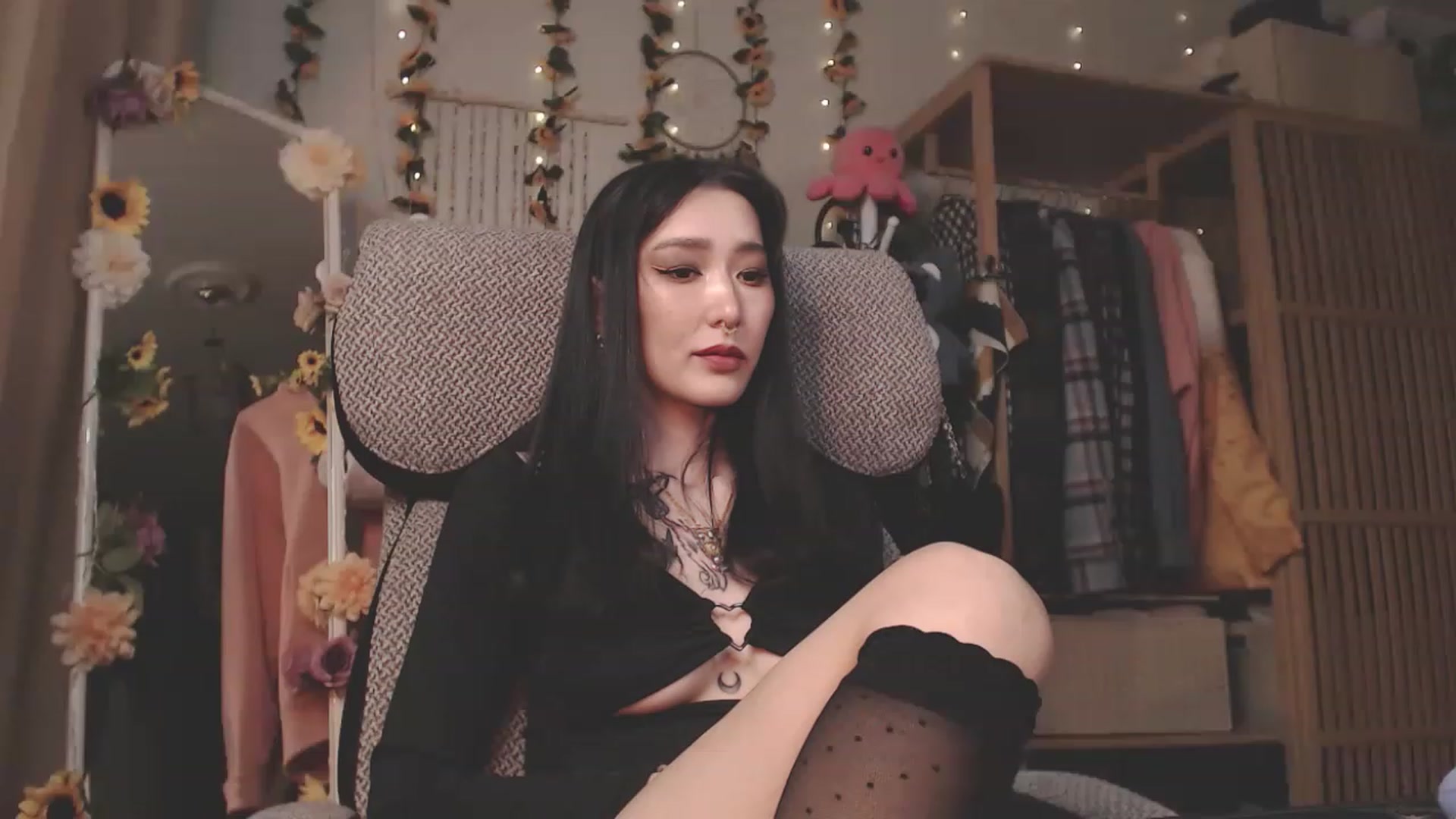 Gallery image thumbnail from KellyAsian's myfreecams stream on, 03/12/2023, 12:27 image 8 of 20
