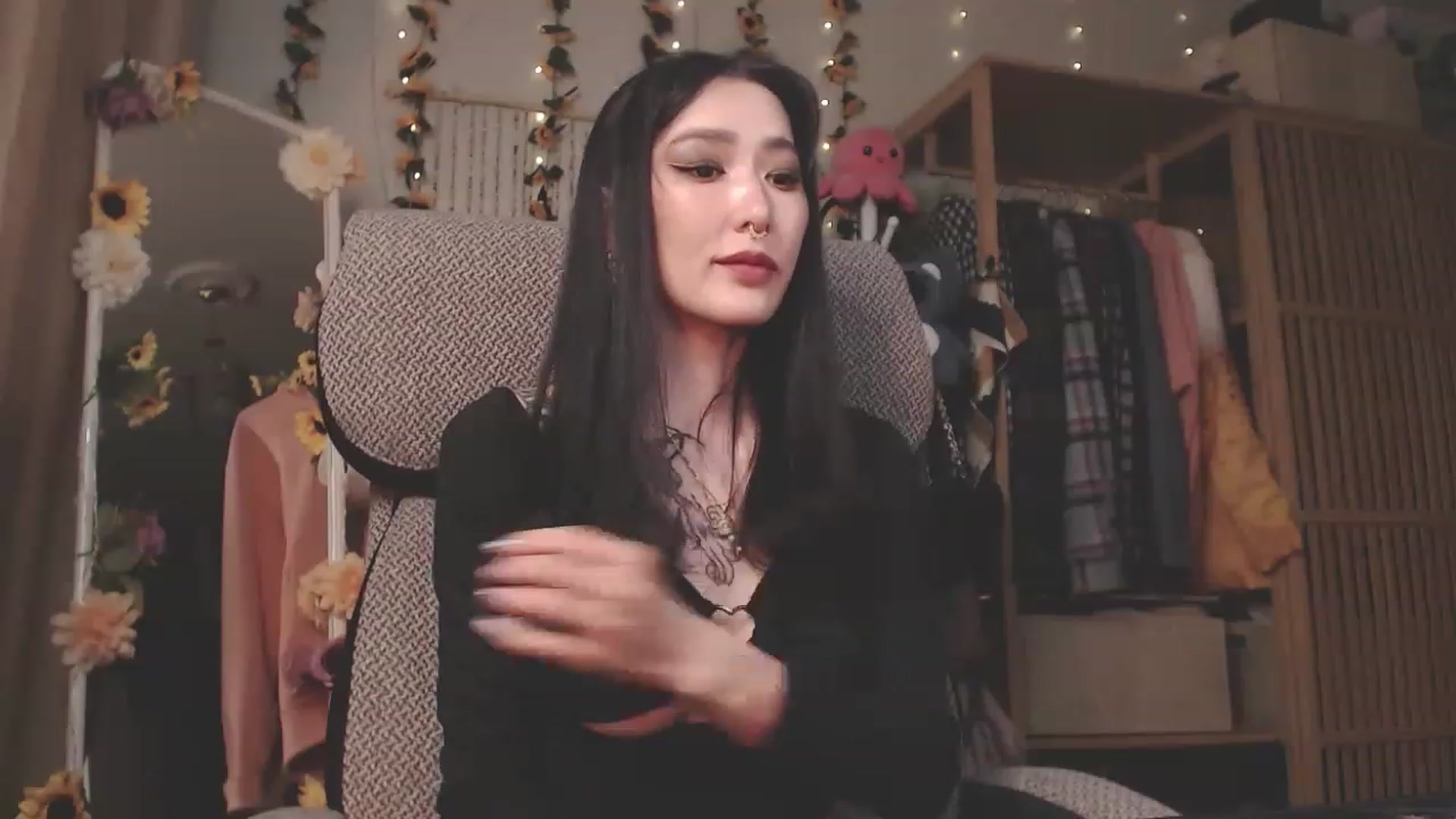 Gallery image thumbnail from KellyAsian's myfreecams stream on, 03/12/2023, 12:27 image 6 of 20