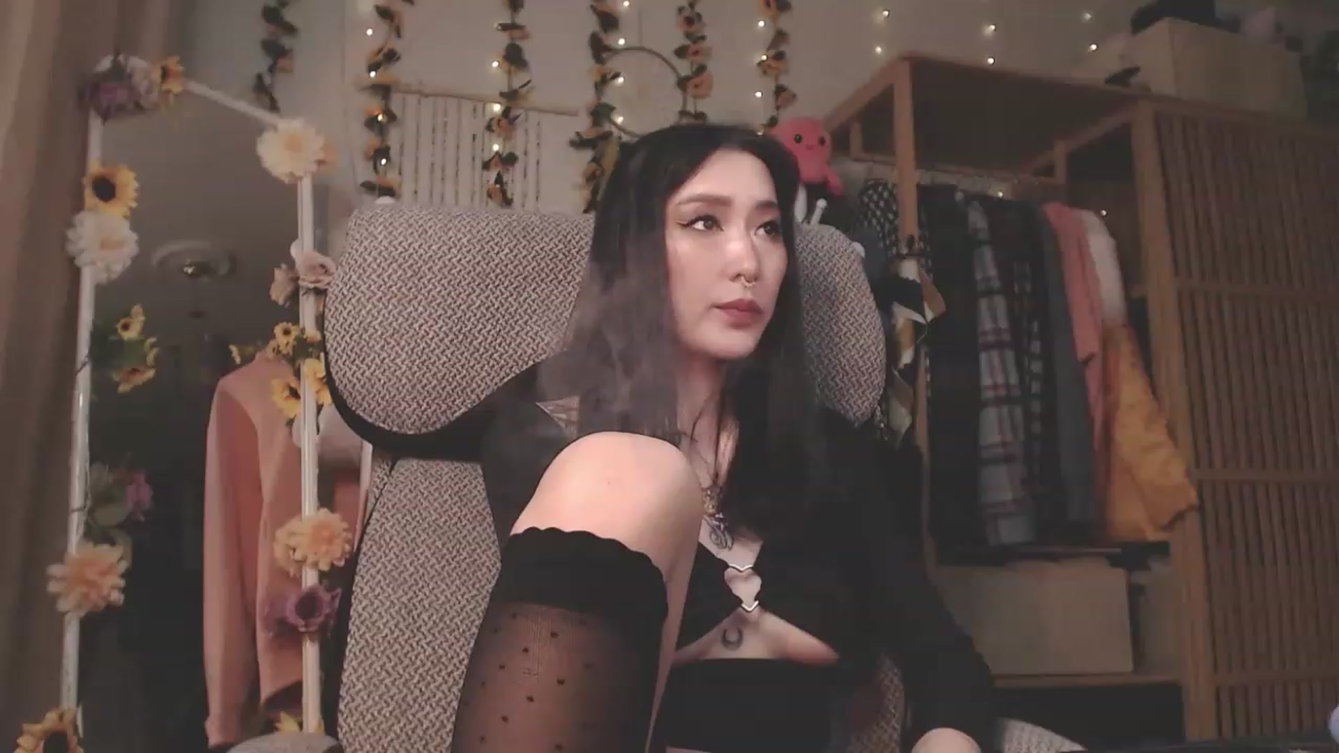 Gallery image thumbnail from KellyAsian's myfreecams stream on, 03/12/2023, 12:27 image 14 of 20