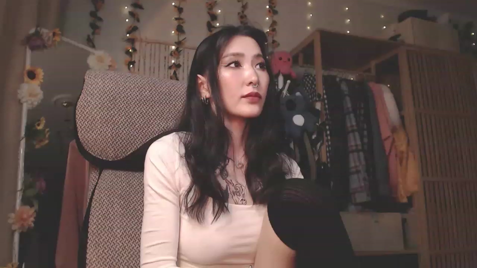 Gallery image thumbnail from KellyAsian's myfreecams stream on, 03/15/2023, 09:05 image 10 of 20