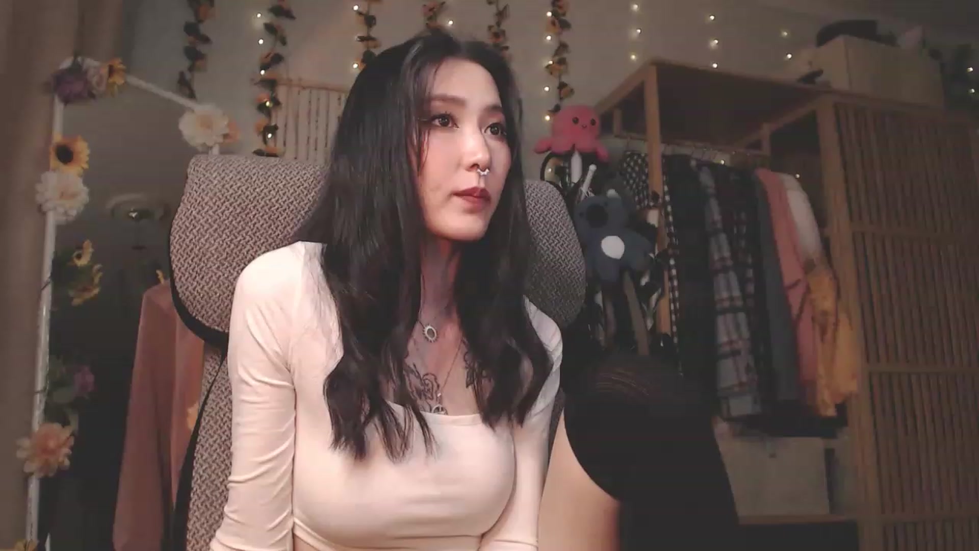 Gallery image thumbnail from KellyAsian's myfreecams stream on, 03/15/2023, 09:05 image 6 of 20