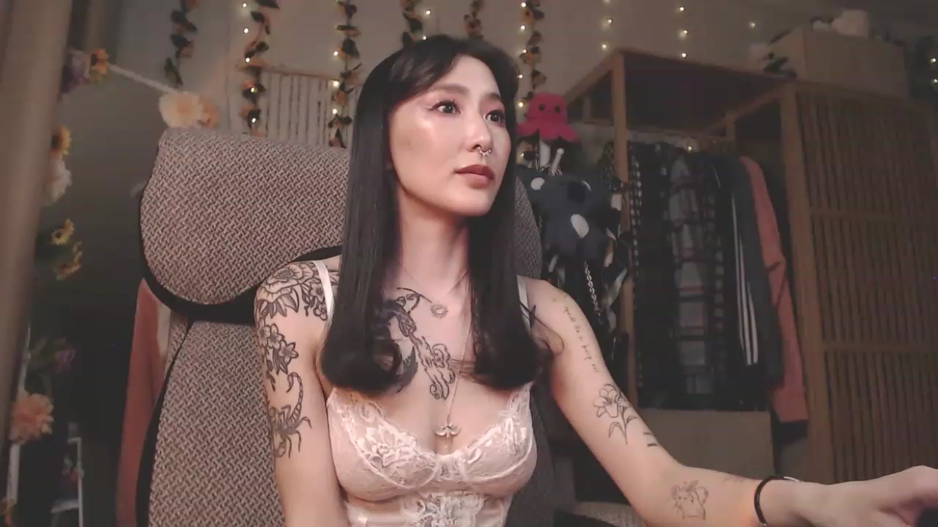 Gallery image thumbnail from KellyAsian's myfreecams stream on, 03/22/2023, 13:44 image 19 of 20