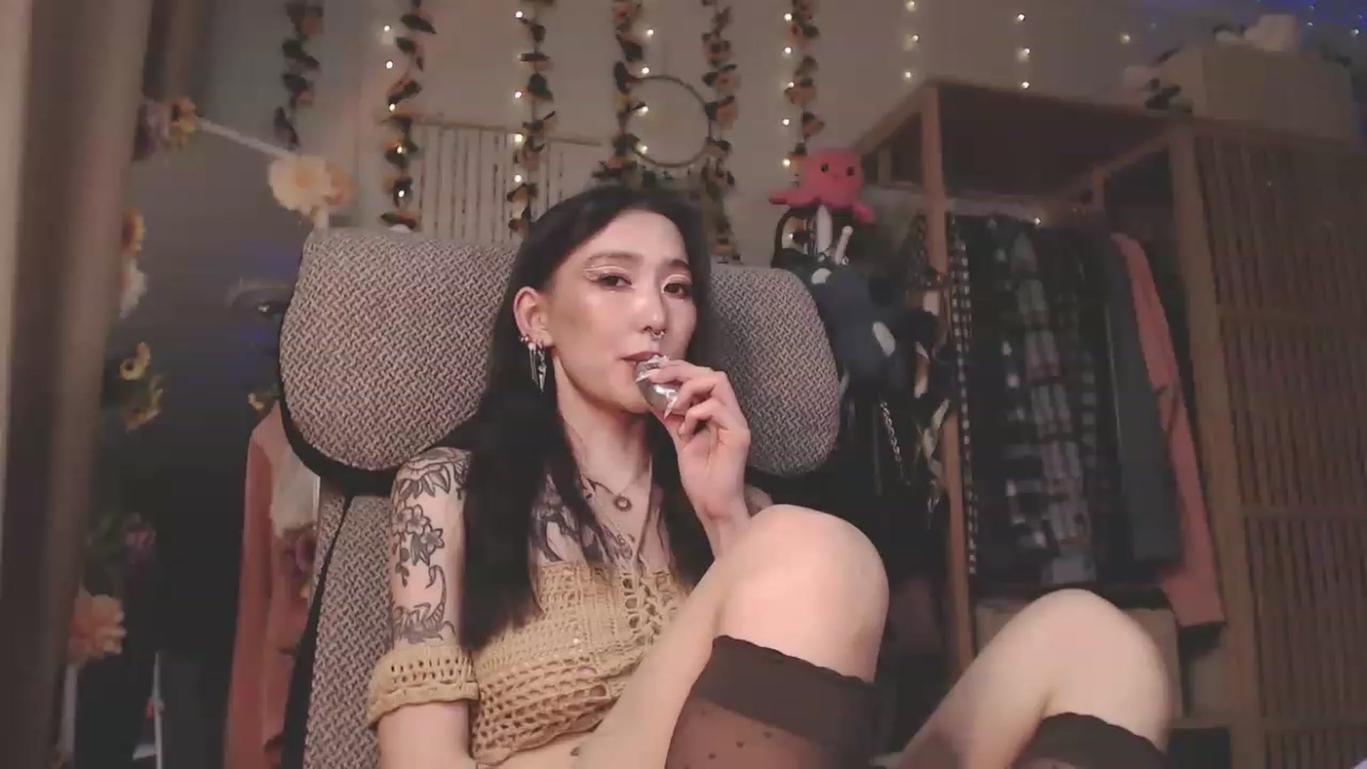 Gallery image thumbnail from KellyAsian's myfreecams stream on, 03/25/2023, 12:52 image 8 of 20