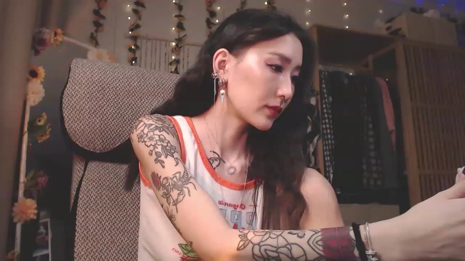 Gallery image thumbnail from KellyAsian's myfreecams stream on, 03/27/2023, 09:40 image 17 of 20