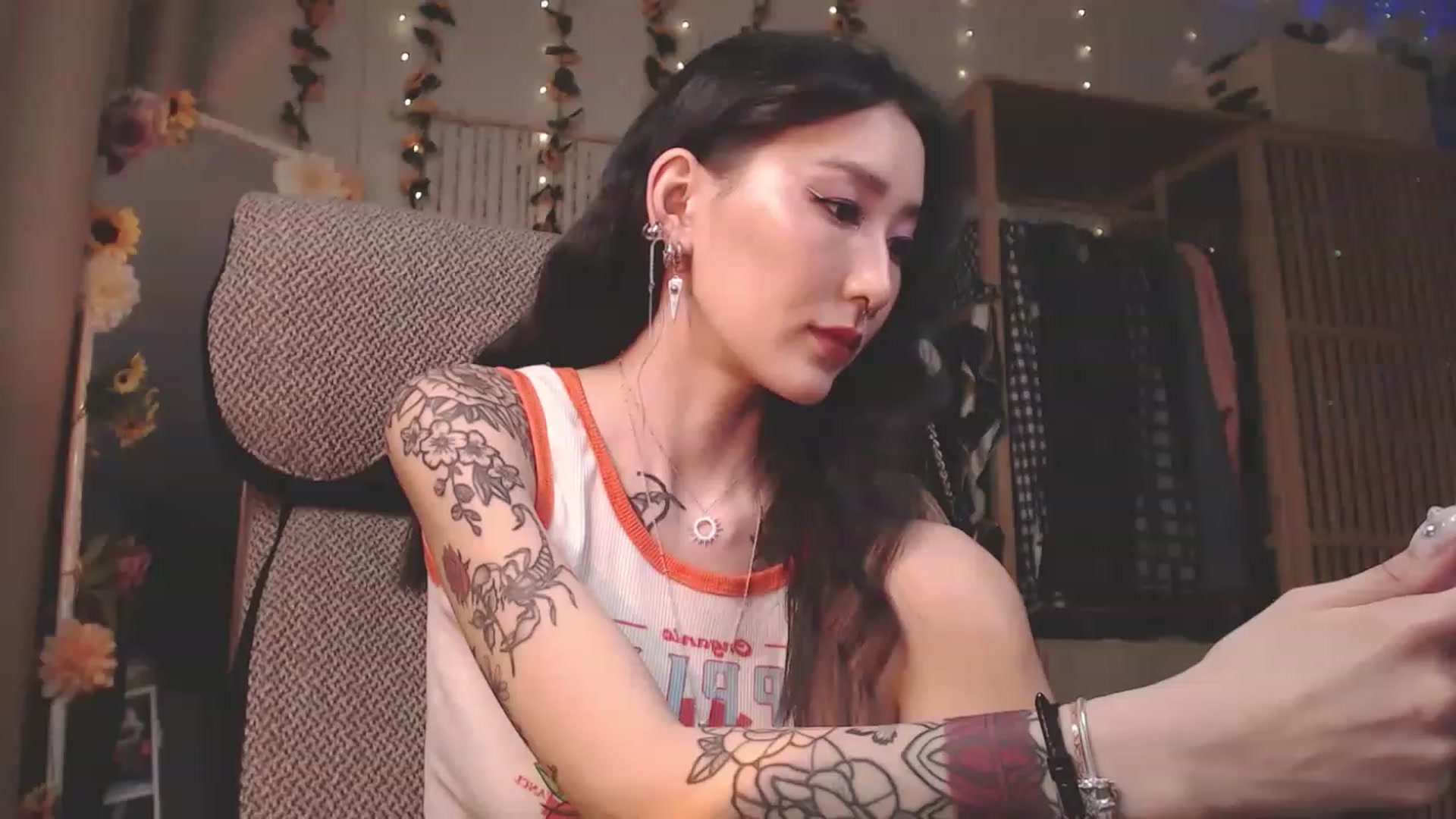 Gallery image thumbnail from KellyAsian's myfreecams stream on, 03/27/2023, 09:40 image 13 of 20