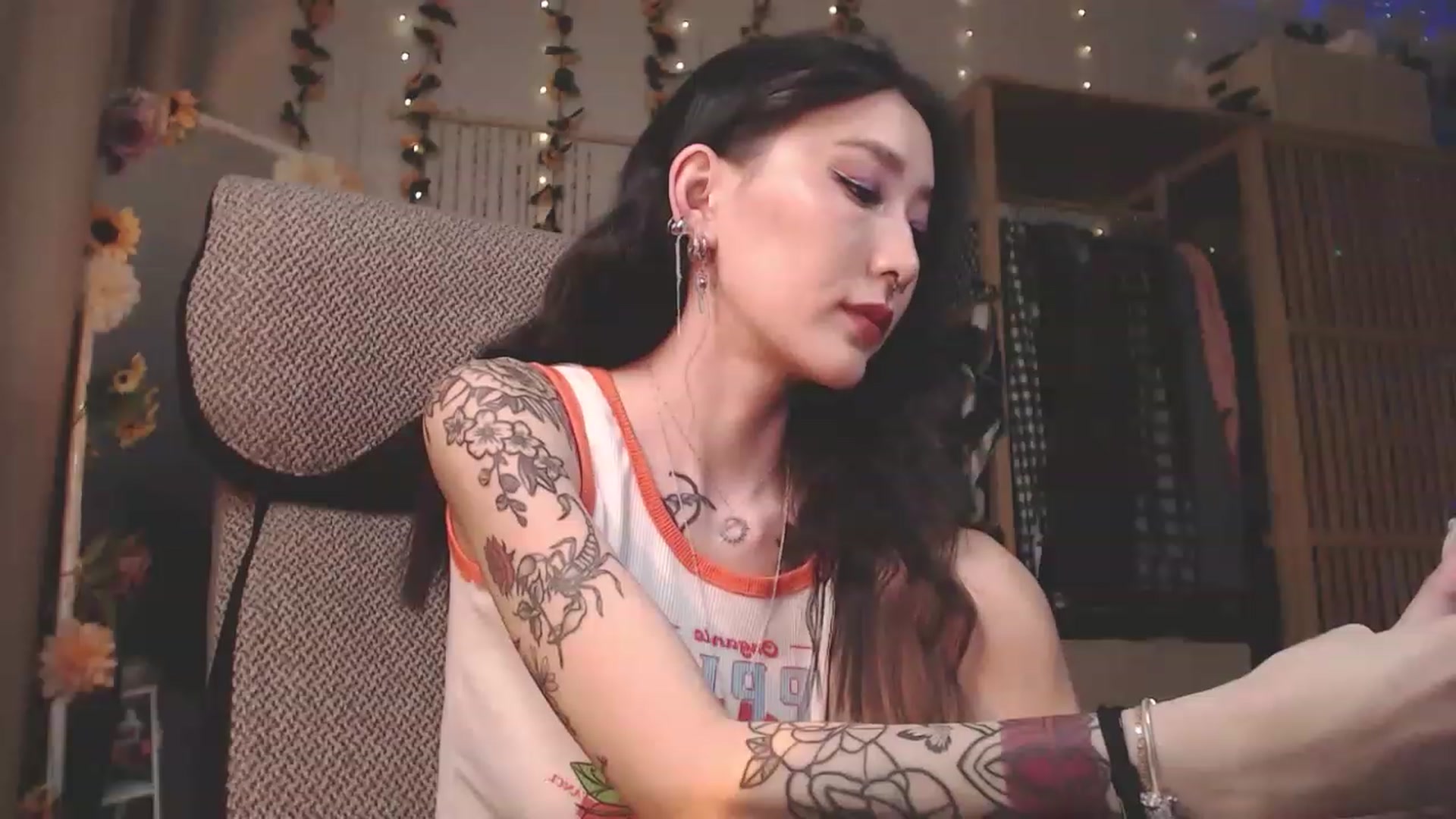 Gallery image thumbnail from KellyAsian's myfreecams stream on, 03/27/2023, 09:40 image 19 of 20
