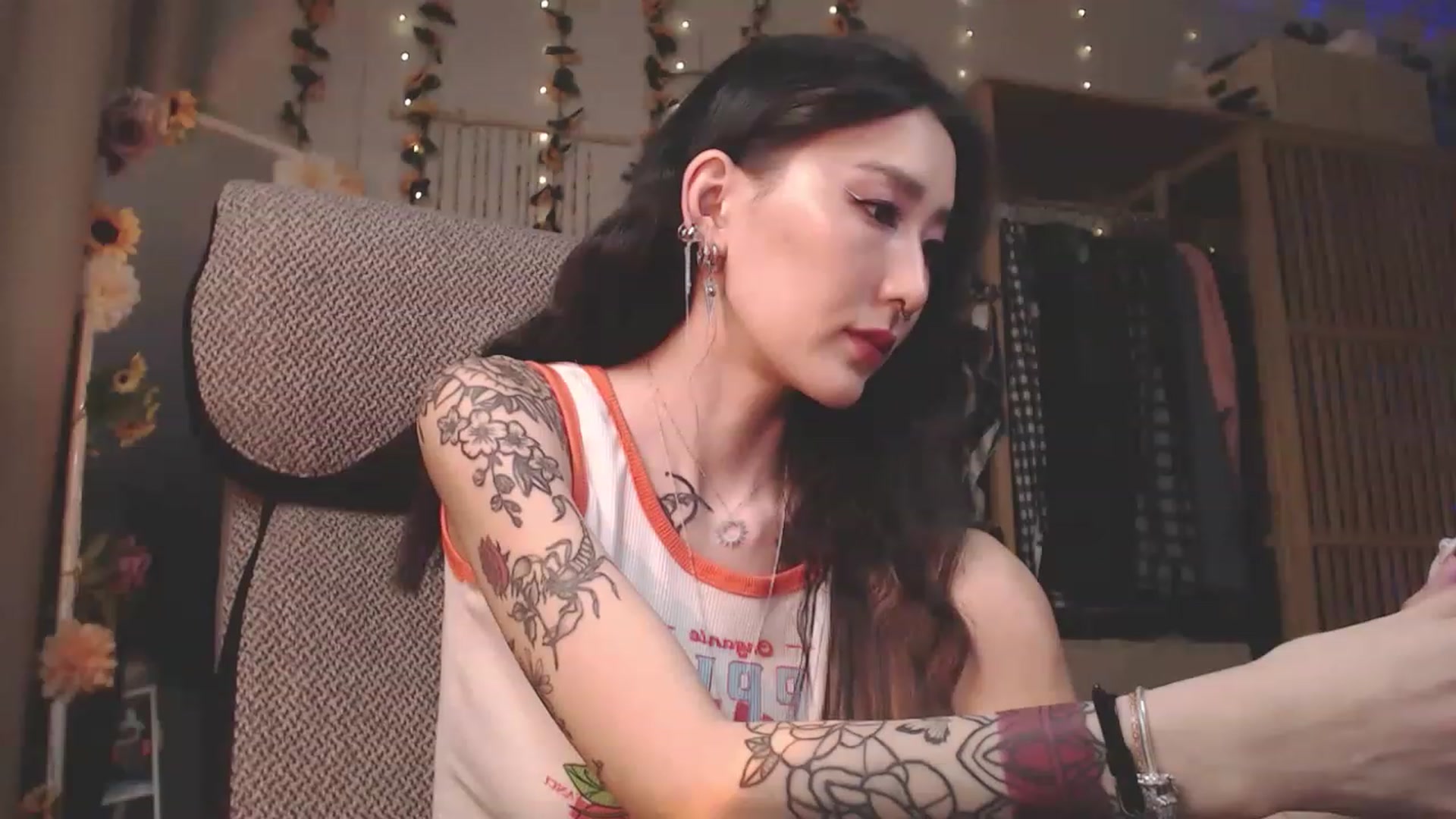 Gallery image thumbnail from KellyAsian's myfreecams stream on, 03/27/2023, 09:40 image 18 of 20