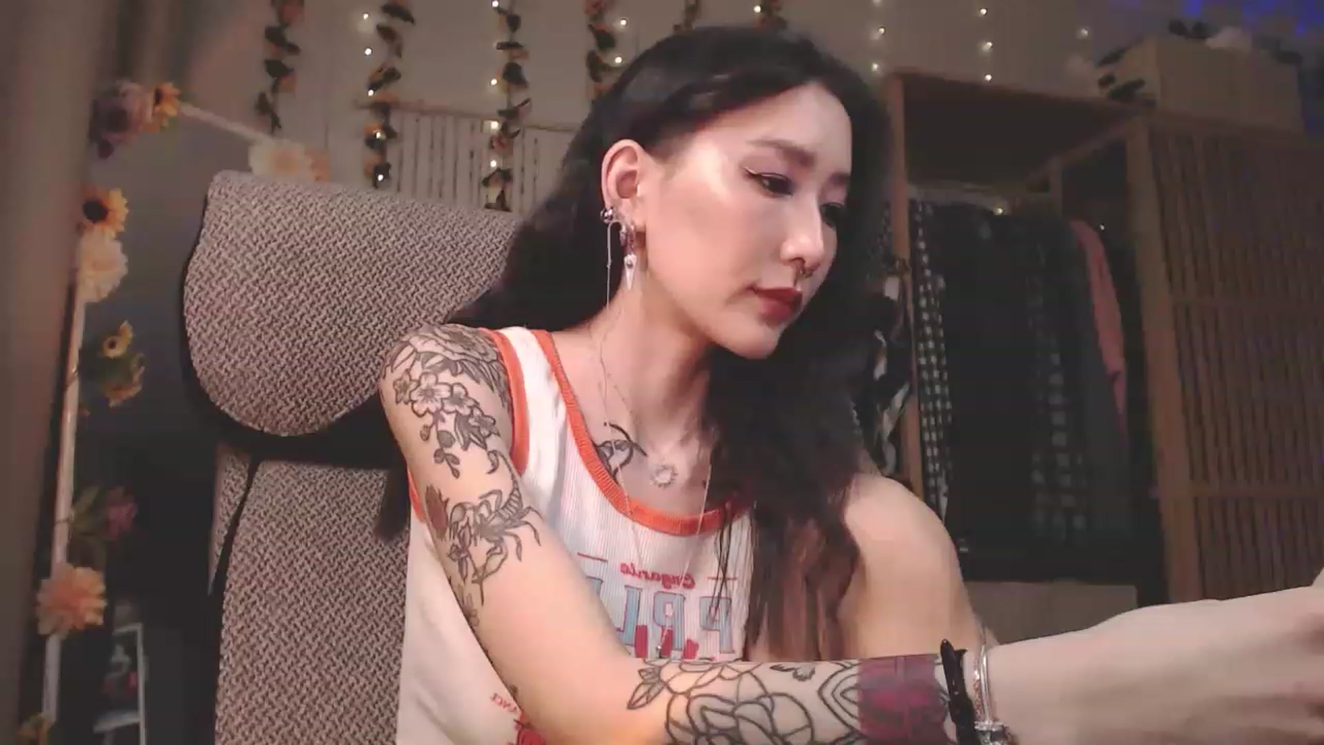 Gallery image thumbnail from KellyAsian's myfreecams stream on, 03/27/2023, 09:40 image 15 of 20