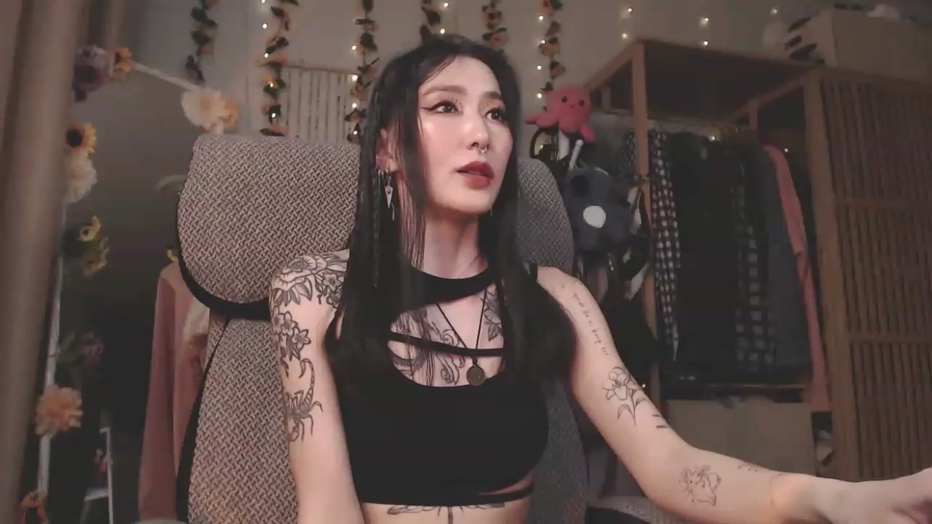 Gallery image thumbnail from KellyAsian's myfreecams stream on, 03/29/2023, 08:29 image 16 of 20