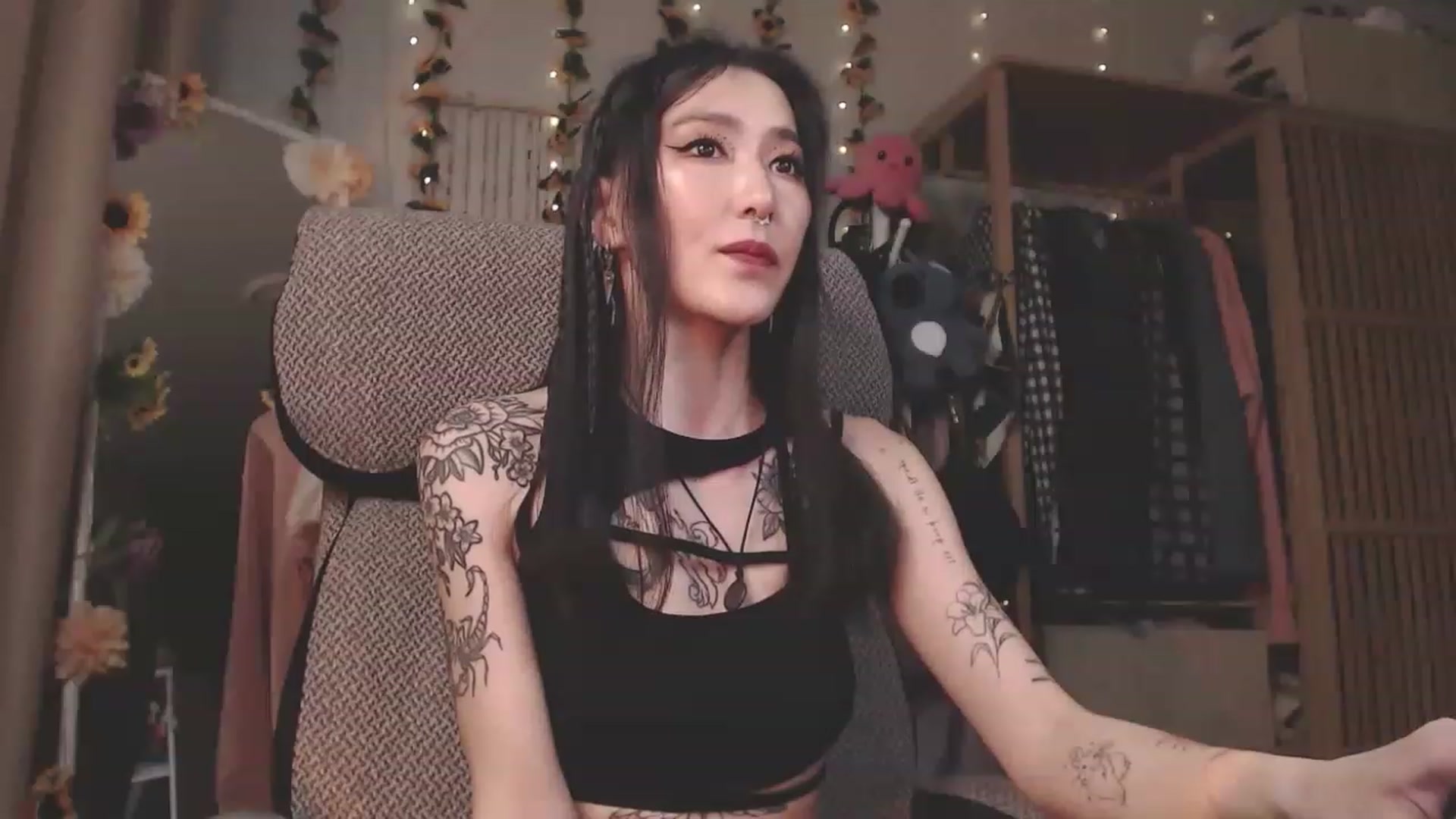 Gallery image thumbnail from KellyAsian's myfreecams stream on, 03/29/2023, 08:29 image 13 of 20