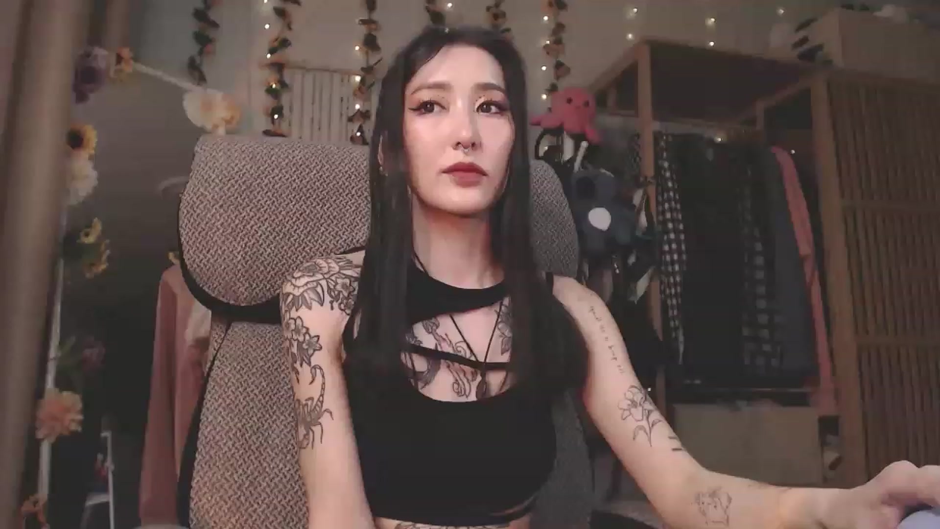 Gallery image thumbnail from KellyAsian's myfreecams stream on, 03/29/2023, 08:29 image 14 of 20