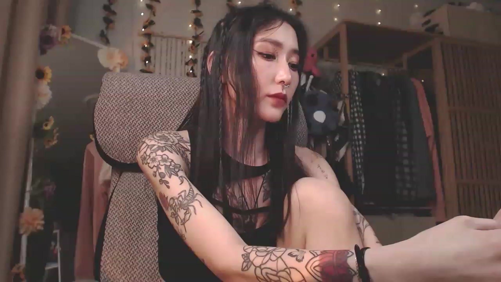 Gallery image thumbnail from KellyAsian's myfreecams stream on, 03/29/2023, 08:29 image 3 of 20