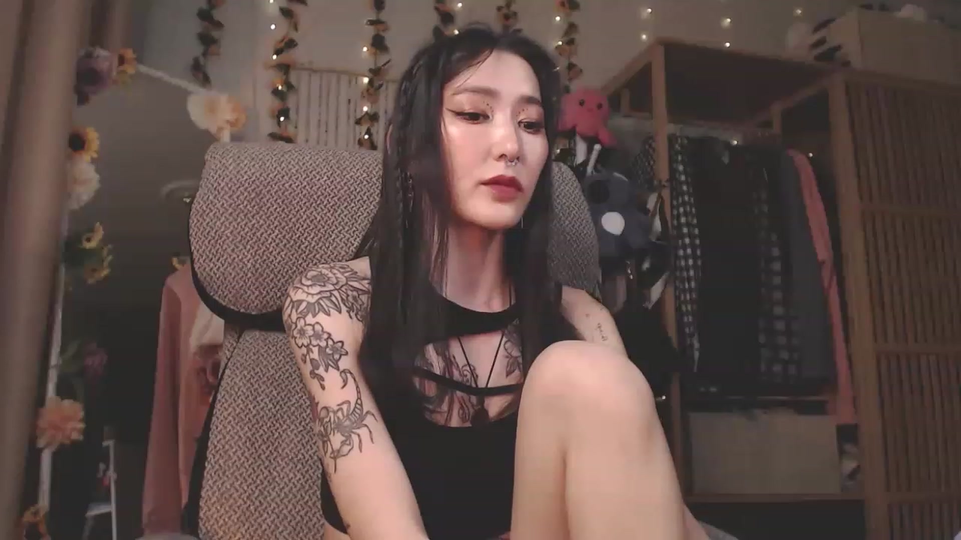 Gallery image thumbnail from KellyAsian's myfreecams stream on, 03/29/2023, 08:29 image 5 of 20