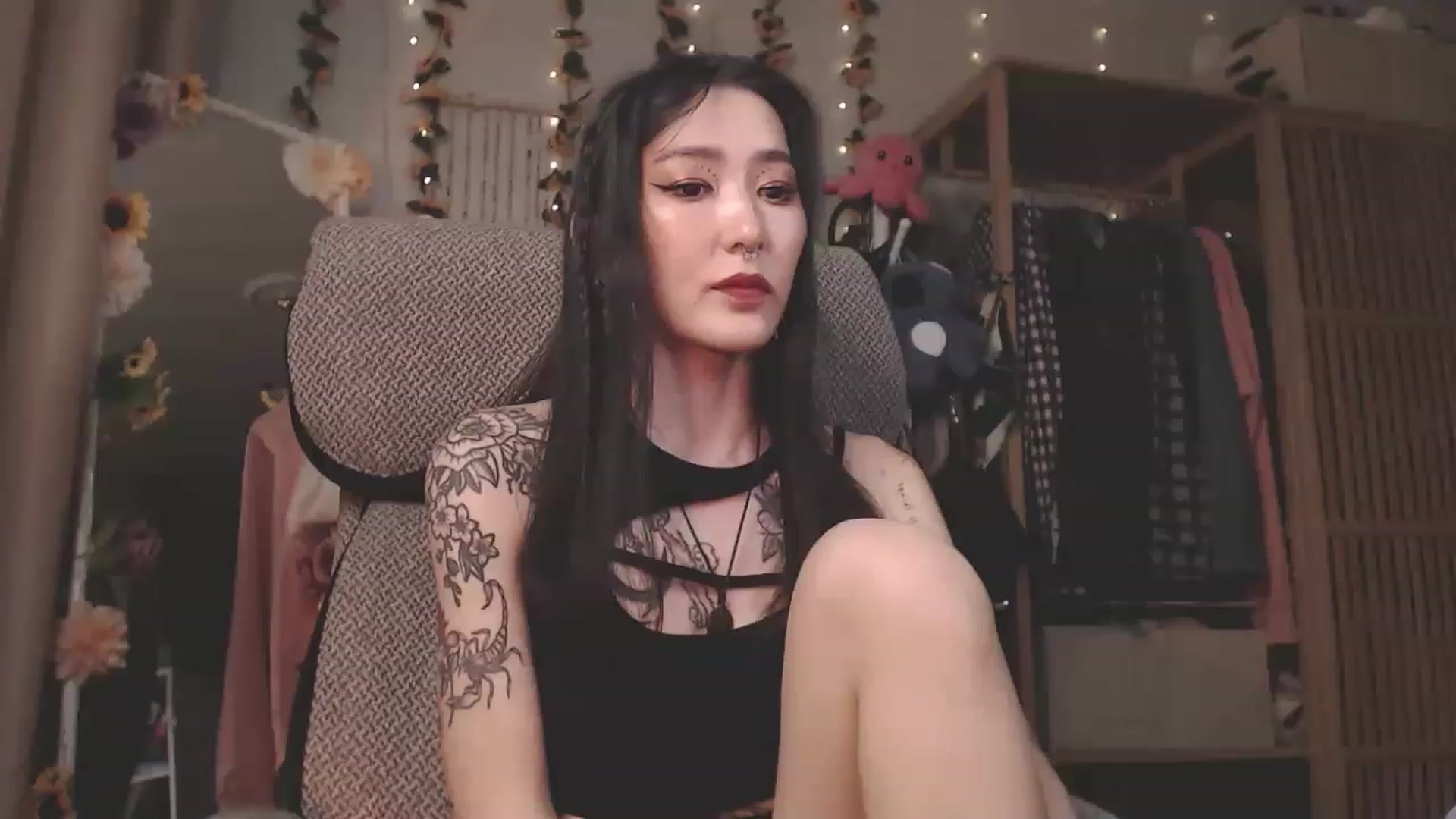Gallery image thumbnail from KellyAsian's myfreecams stream on, 03/29/2023, 08:29 image 6 of 20