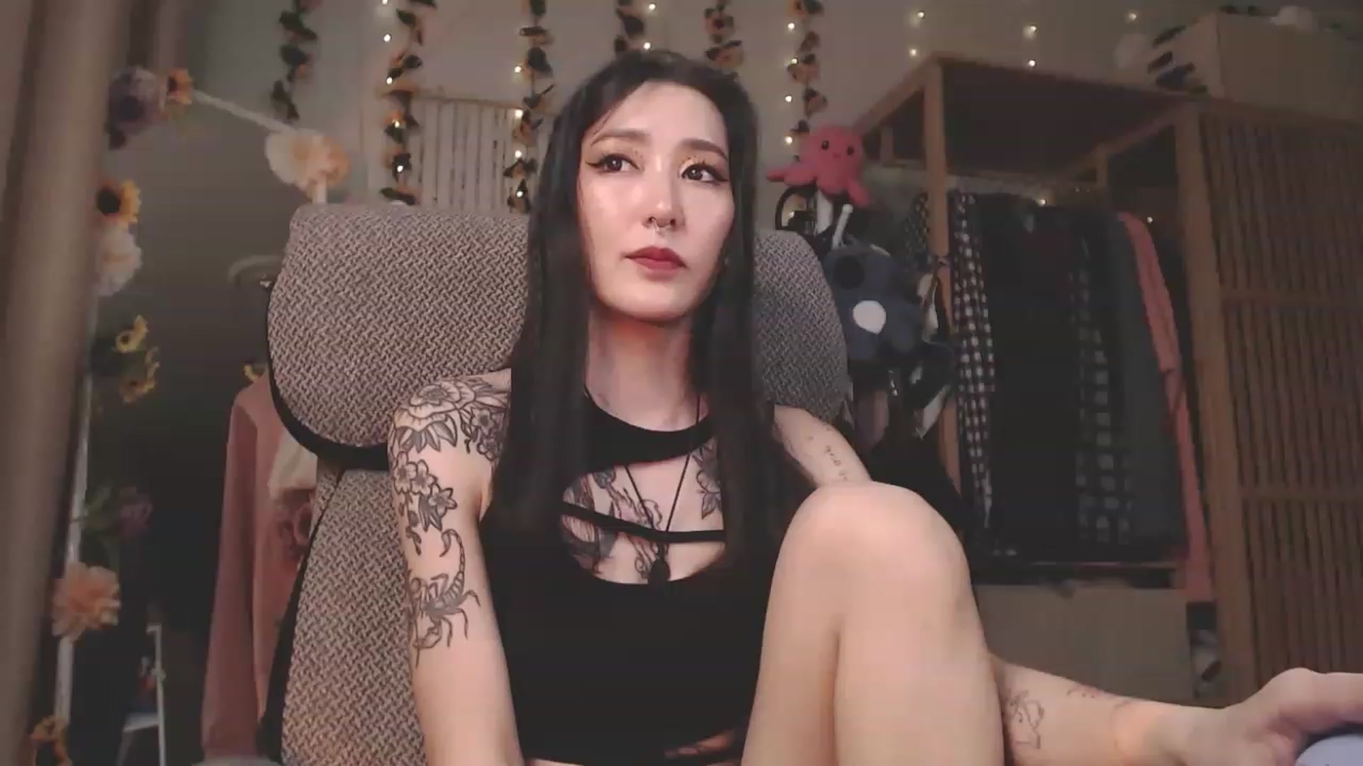 Gallery image thumbnail from KellyAsian's myfreecams stream on, 03/29/2023, 08:29 image 4 of 20